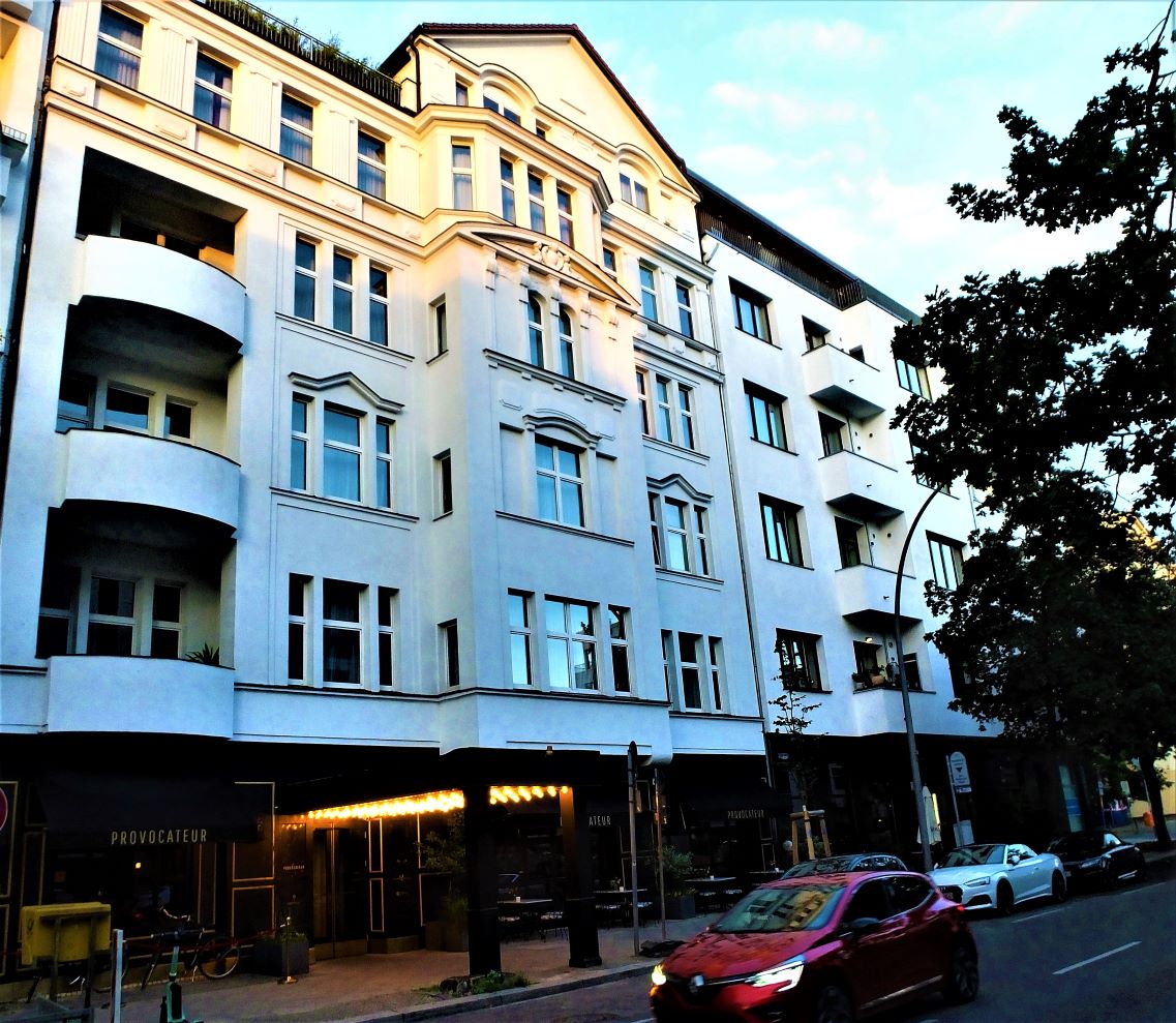 Hinter dieser nostalgischen Fassade in der Brandenburgischen Straße verbirgt sich das Design-Hotel der Extraklasse. Fotos: Manfred Weghenkel