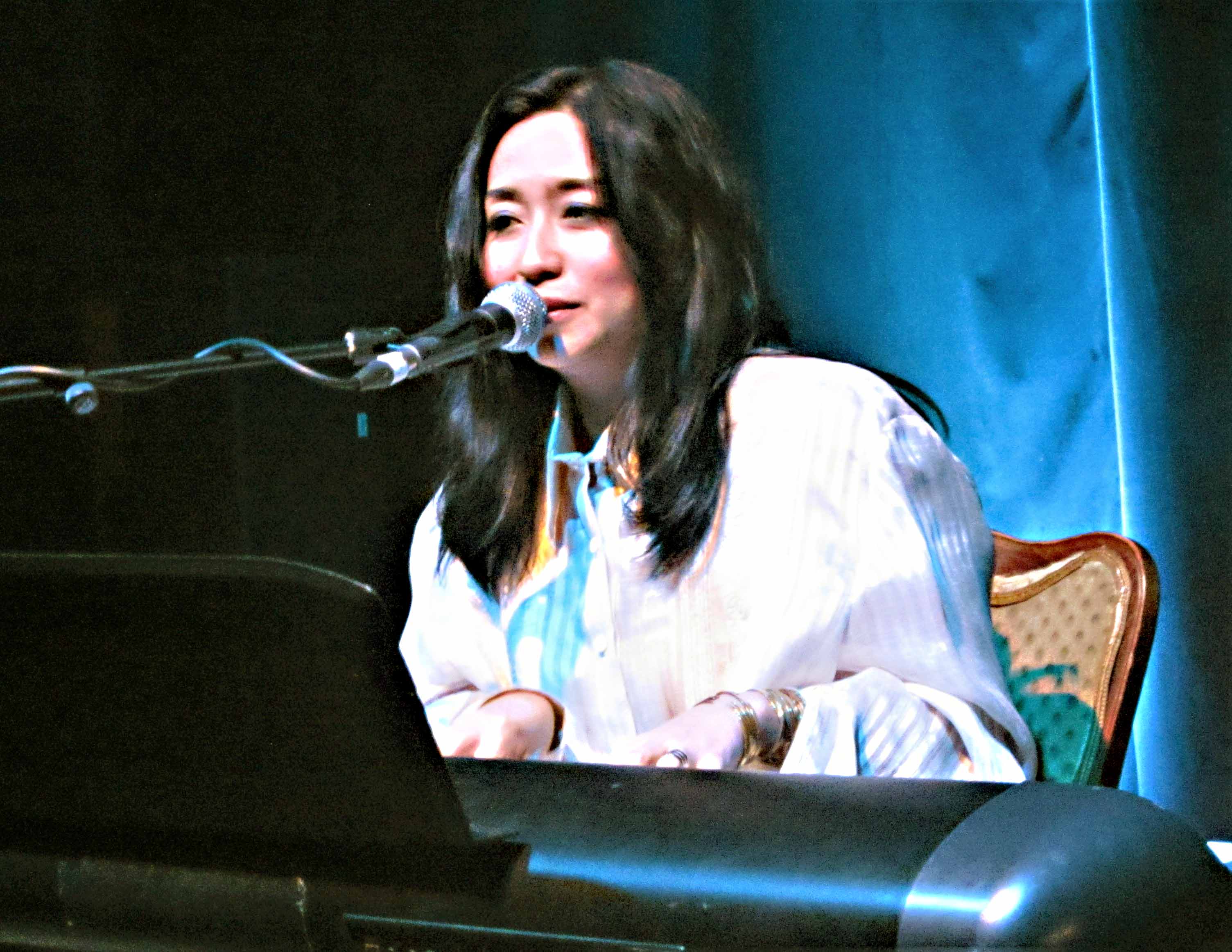 Die weiter aufstrebende philippinische Sängerin und Songschreiberin Armi Millare. Foto: Manfred Weghenkel