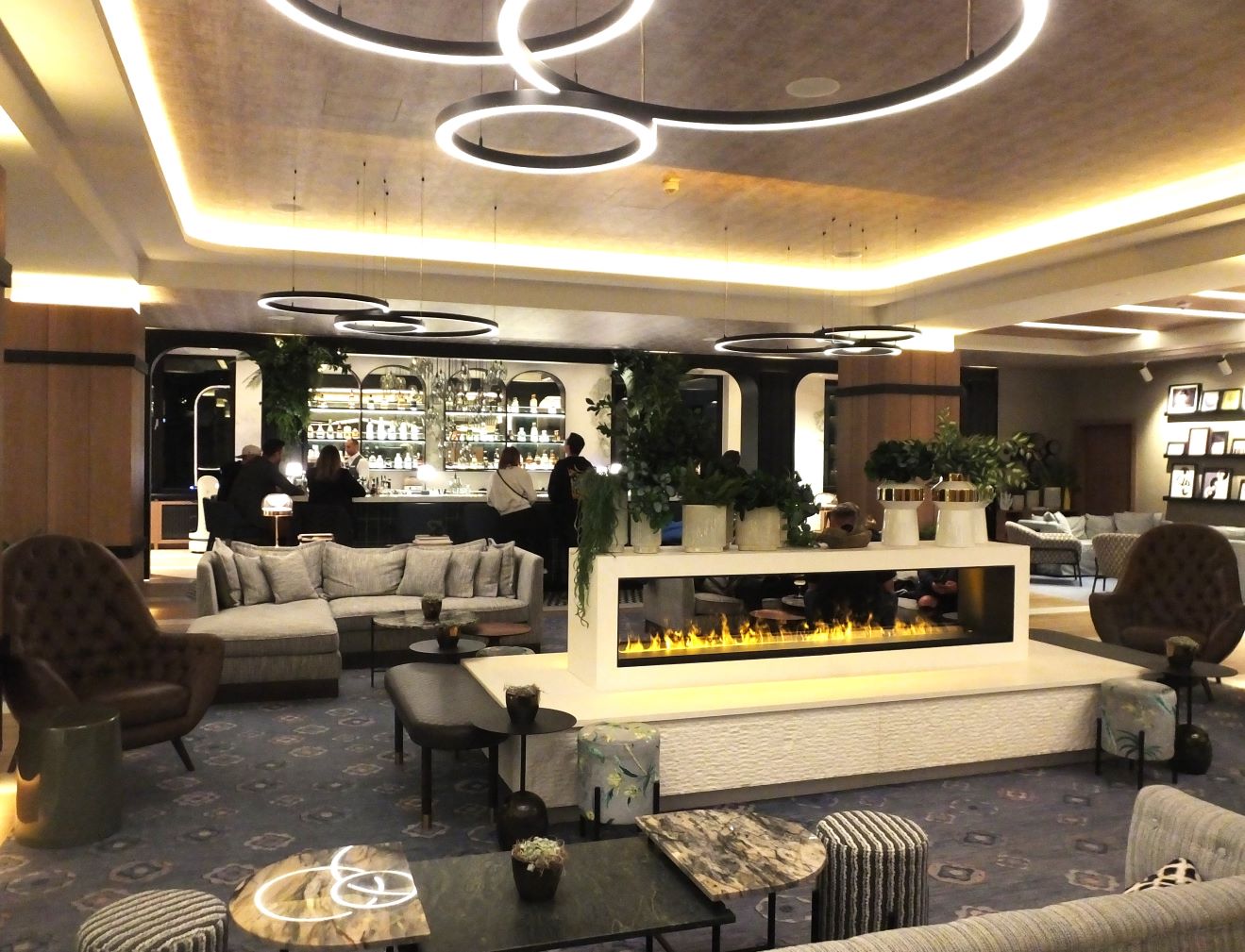 Die Lobby als freundliches Entree und „gute Stube“ des Hotels.
