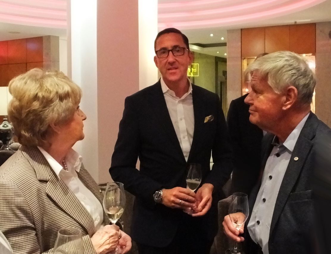 GM Michael Frenzel (Mitte) im Gespräch mit den Journalisten Margot David und Joachim Kretschmar.