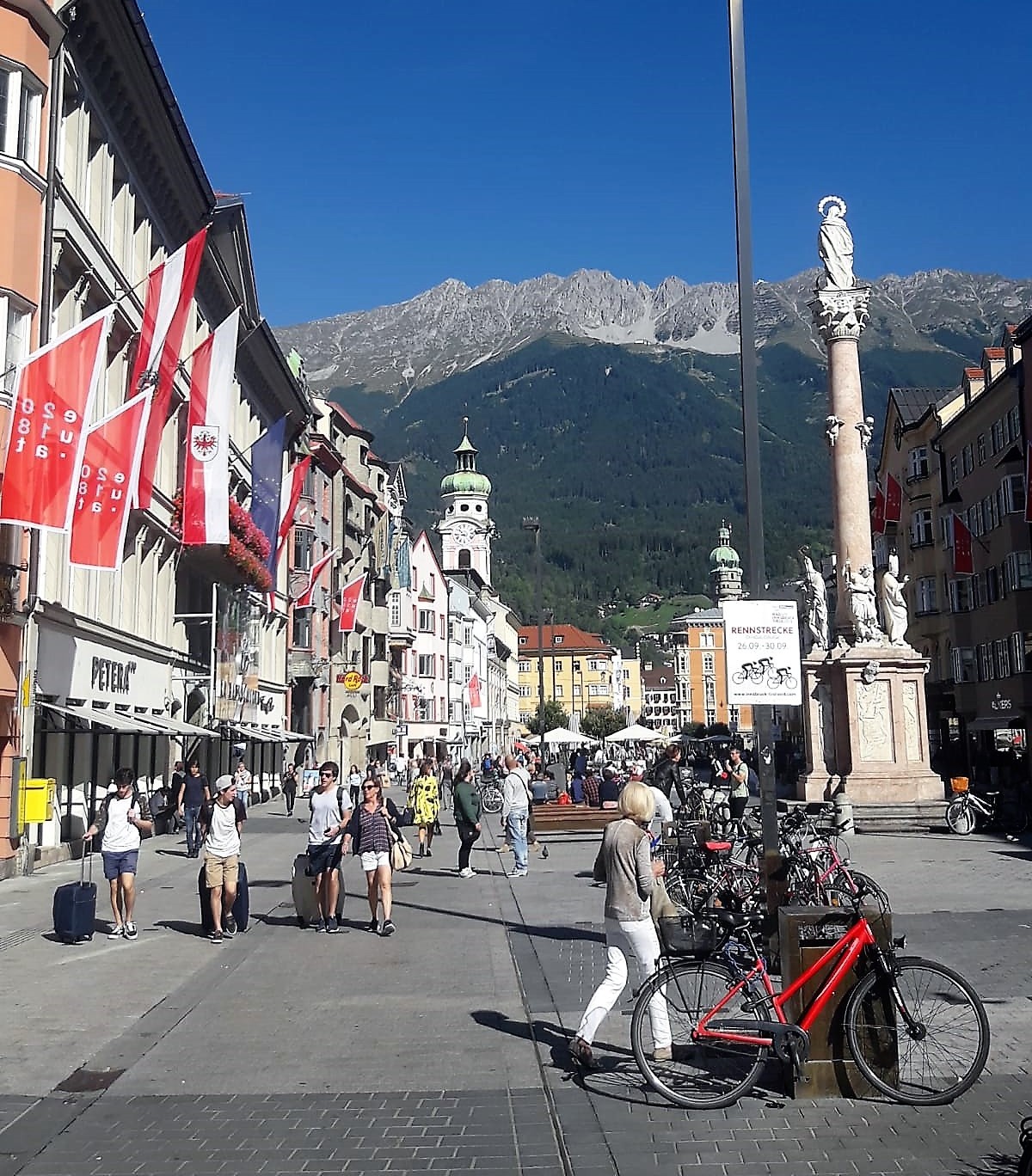Die Maria-Theresien-Straße ist die zentrale Pracht- und Geschäftszeile Innsbrucks.