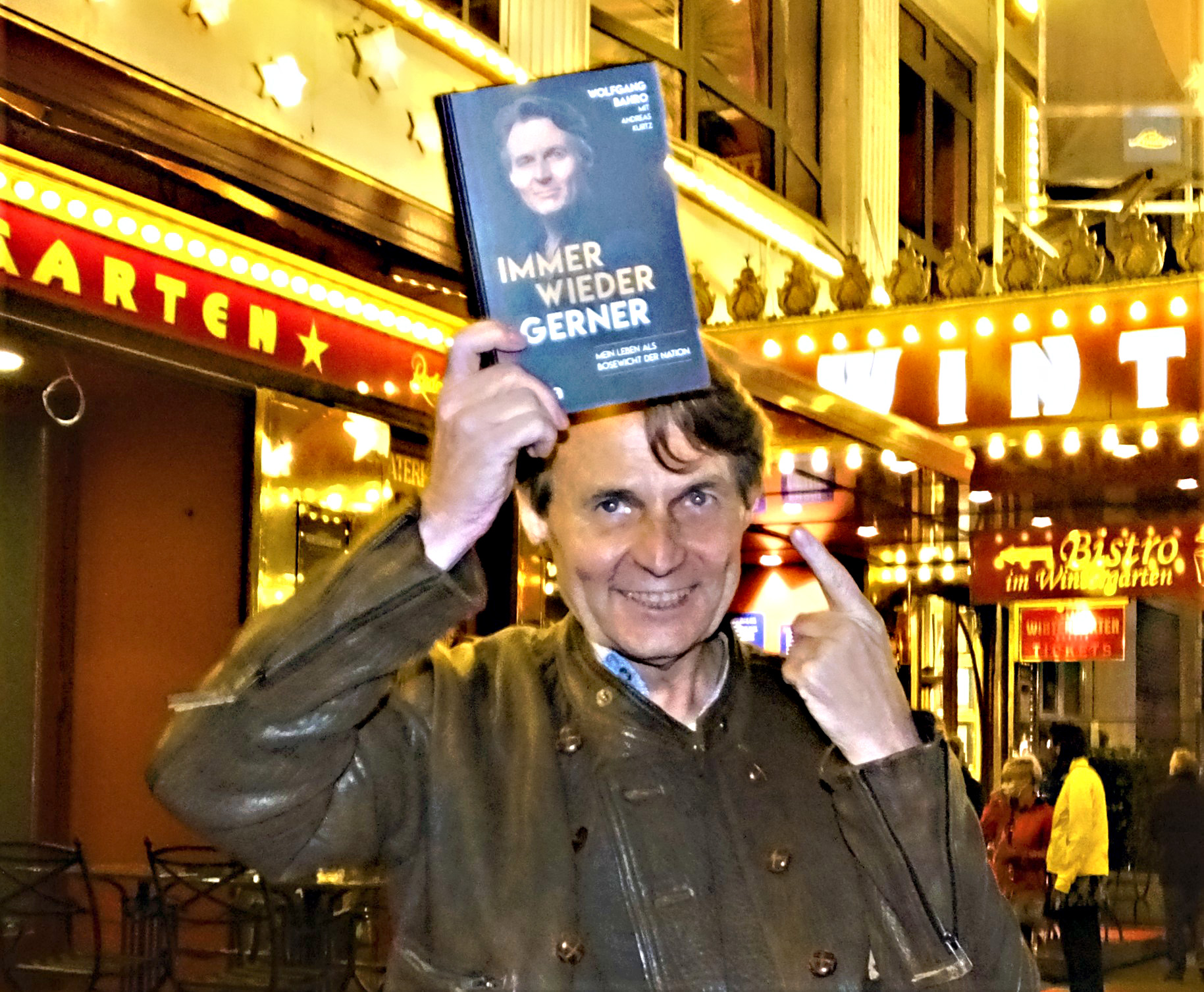 GZSZ-Urgestein Wolfgang Bahro mit seiner Autobiografie am „Wintergarten Berlin". Foto: Manfred Weghenkel