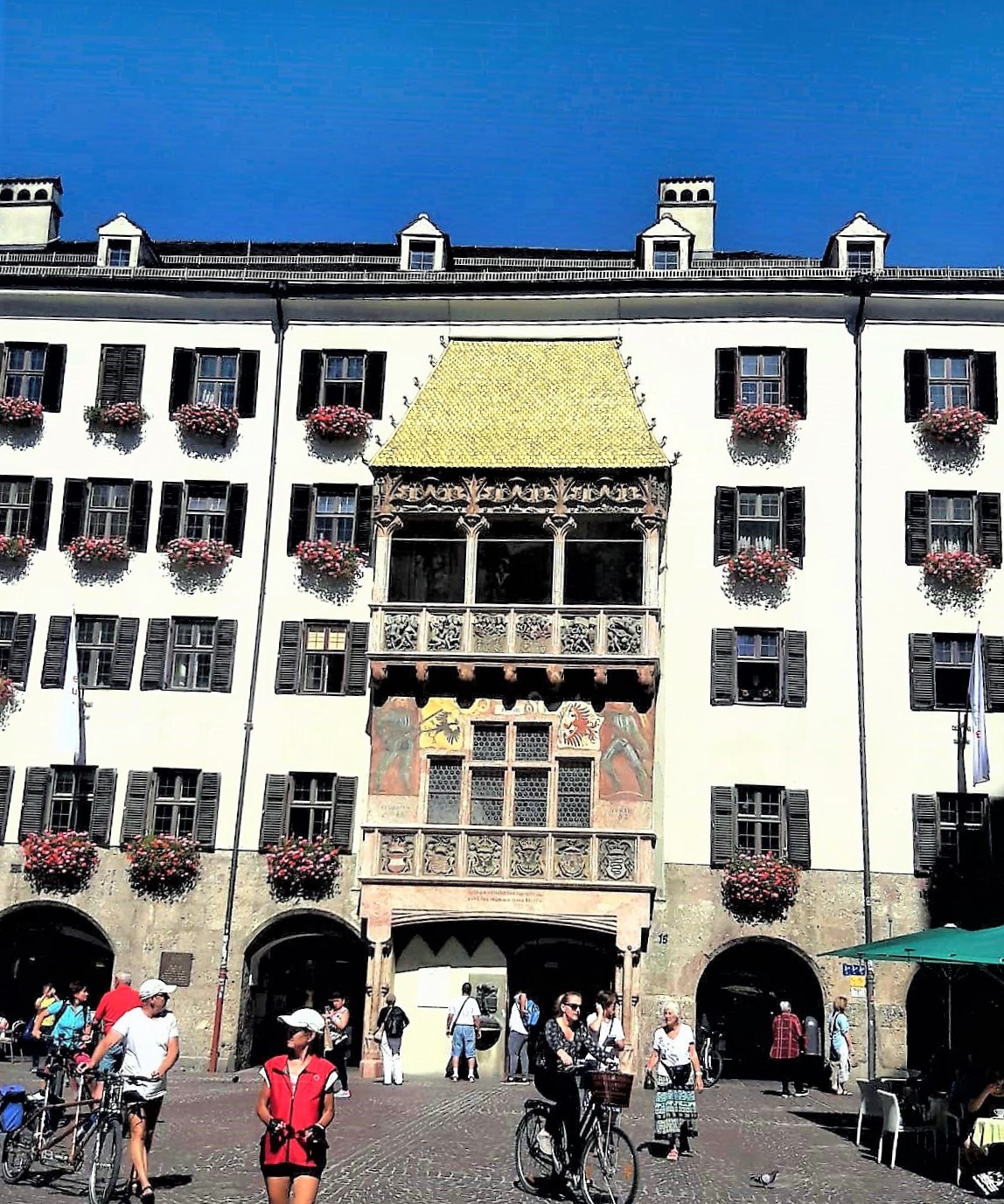 Das weltberühmte Wahrzeichen Innsbrucks - das Goldene Dachl.