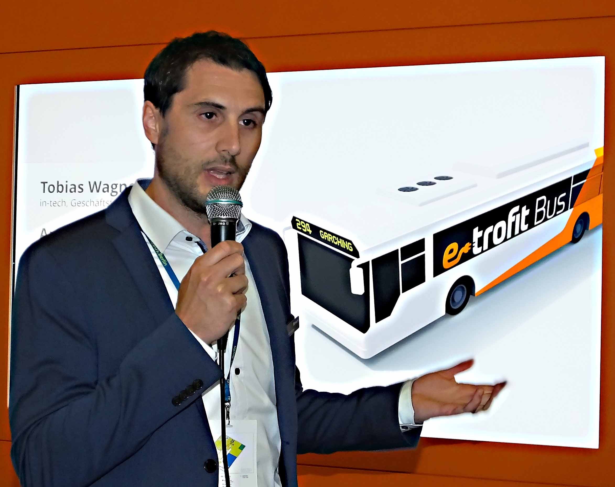 CEO der in-tech GmbH Tobias Wagner erläuterte das verheißungsvolle Pilotprojekt zur Umrüstung von Diesel- in Elektrobusse.