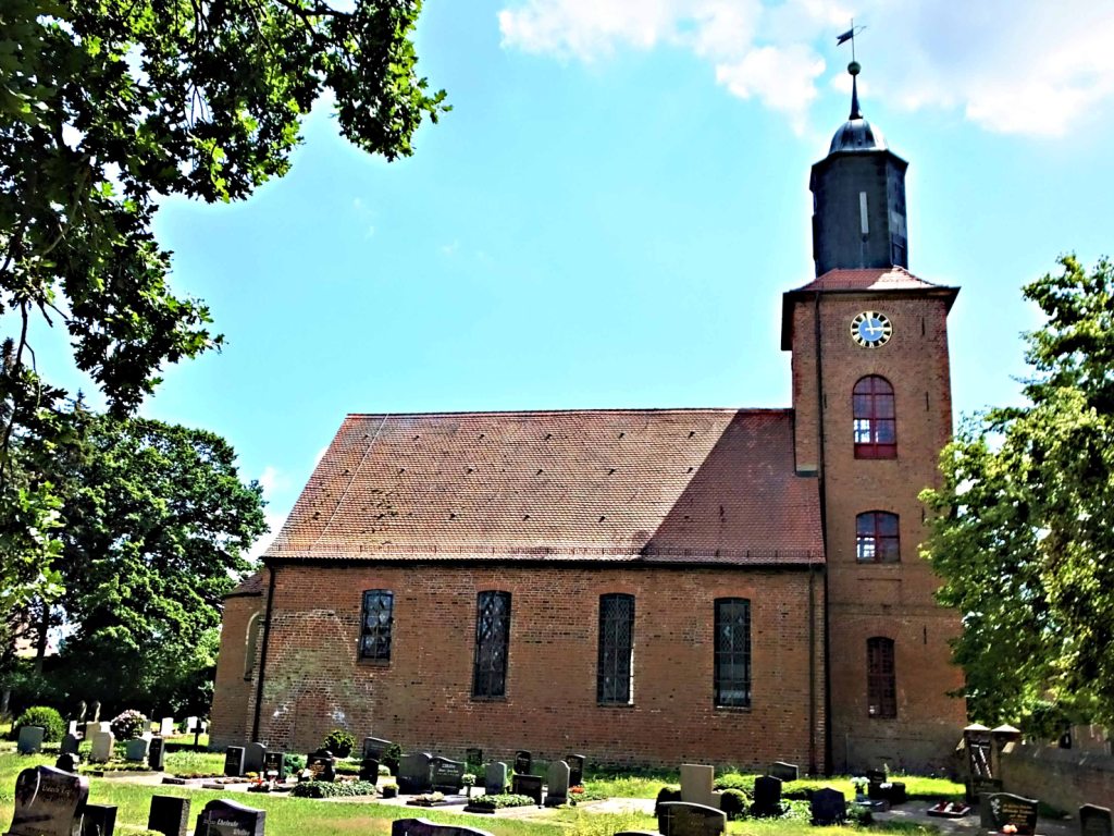 Die im Kern aus dem 15. Jahrhundert stammende Dorfkirche mit Grabdenkmälern des Adelsgeschlechts der Quitzows.