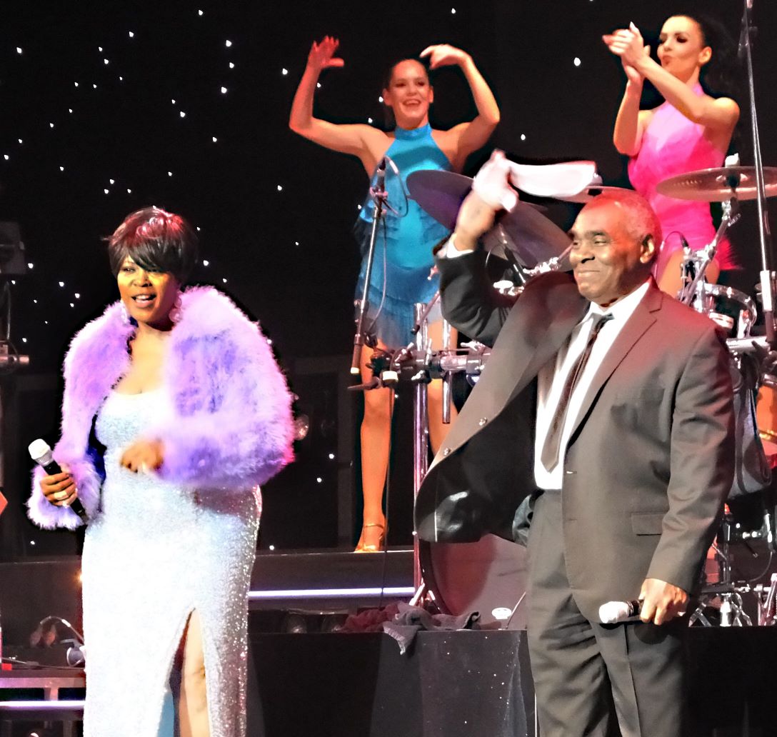 Die Darsteller von Aretha Franklin und Louis Armstrong, unterstützt von flotten Tanzgirls.
