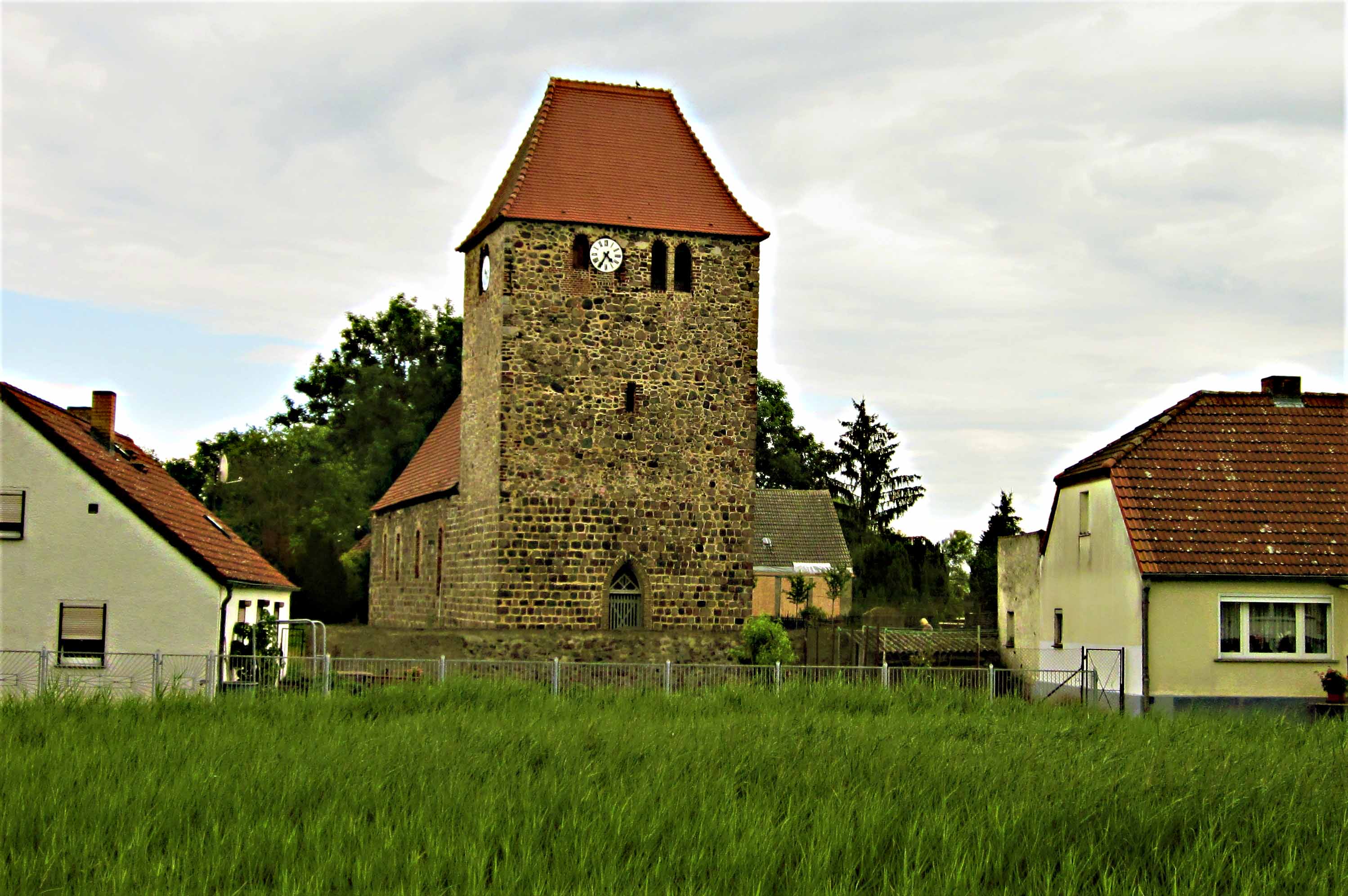 Die Feldsteinkirche inmitten von Garzin aus dem 13. Jahrhundert. Foto: Manfred Weghenkel