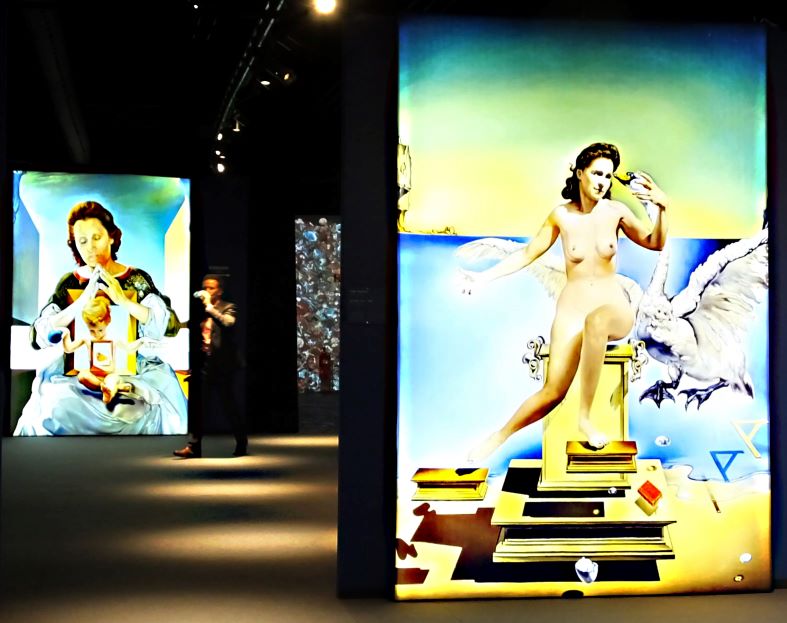 Zwei überdimensional vergrößerte Ölgemälde aus Dalis klassischer Periode. Rechts: Leda (1949), ein Porträt seiner Frau Gala. Links: Die Madonna von Port Lligat (1950)