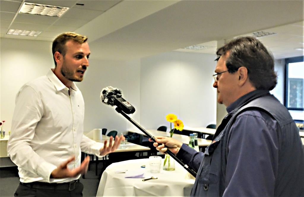 Der FlixBus-Direktor für Netzplanung Bartemeus de Wit (l.) wird von dem Rundfunkjournalisten Joachim Dresdner interviewt. Foto: M. Weghenkel