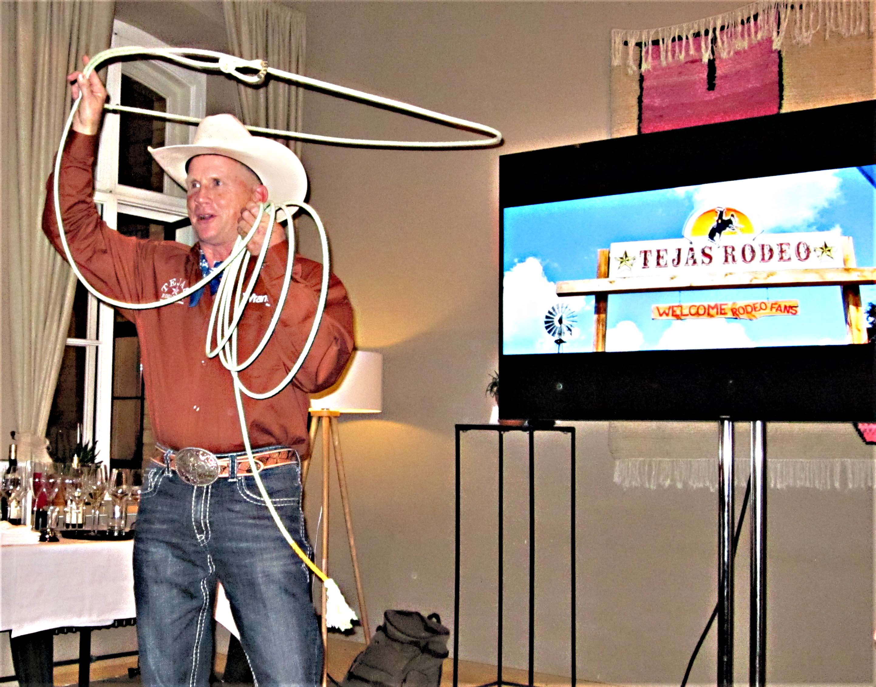 Zeigte bei der Präsentation eine kurze Kostprobe seines sportlichen Könnens: Cowboy und Rodeo-Spezialist Michael Furr. Foto: M. Weghenkel