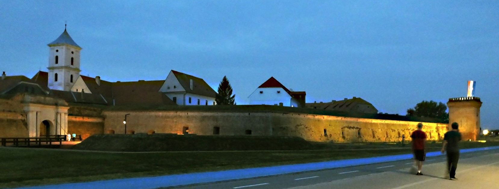 Hinter dieser alten Festungsmauer liegt die ein besonderes Flair ausstrahlende Altstadt (kroatisch: Tvarda) von Osijek mit vielfältiger Architektur, schönen Plätzen und verwinkelten Gassen.