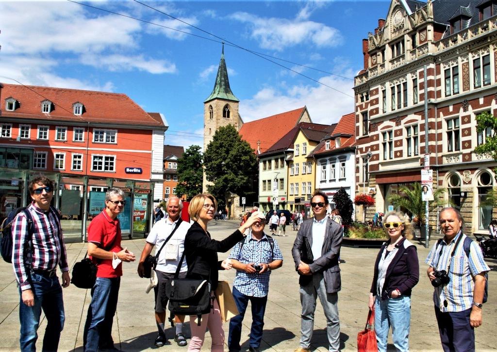 PR-Mitarbeiterin Kristin Luther von Erfurt Tourismus & Marketing mit CTOURisten am Anger. Foto: Hans-Peter Gaul