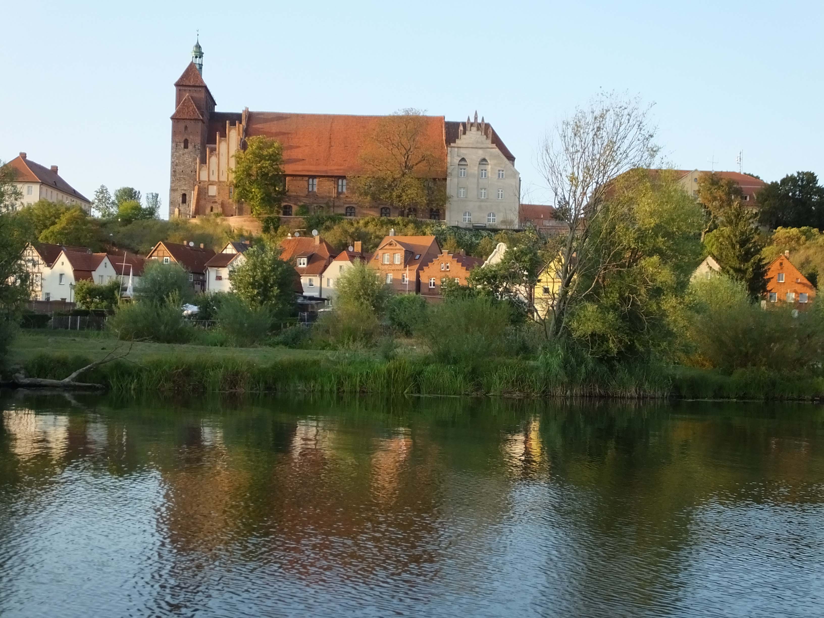 Die von Wasser umgebene Stadt Havelberg gilt als "Wiege der Prignitz". Im Hintergrund der Dom St. Marien.


