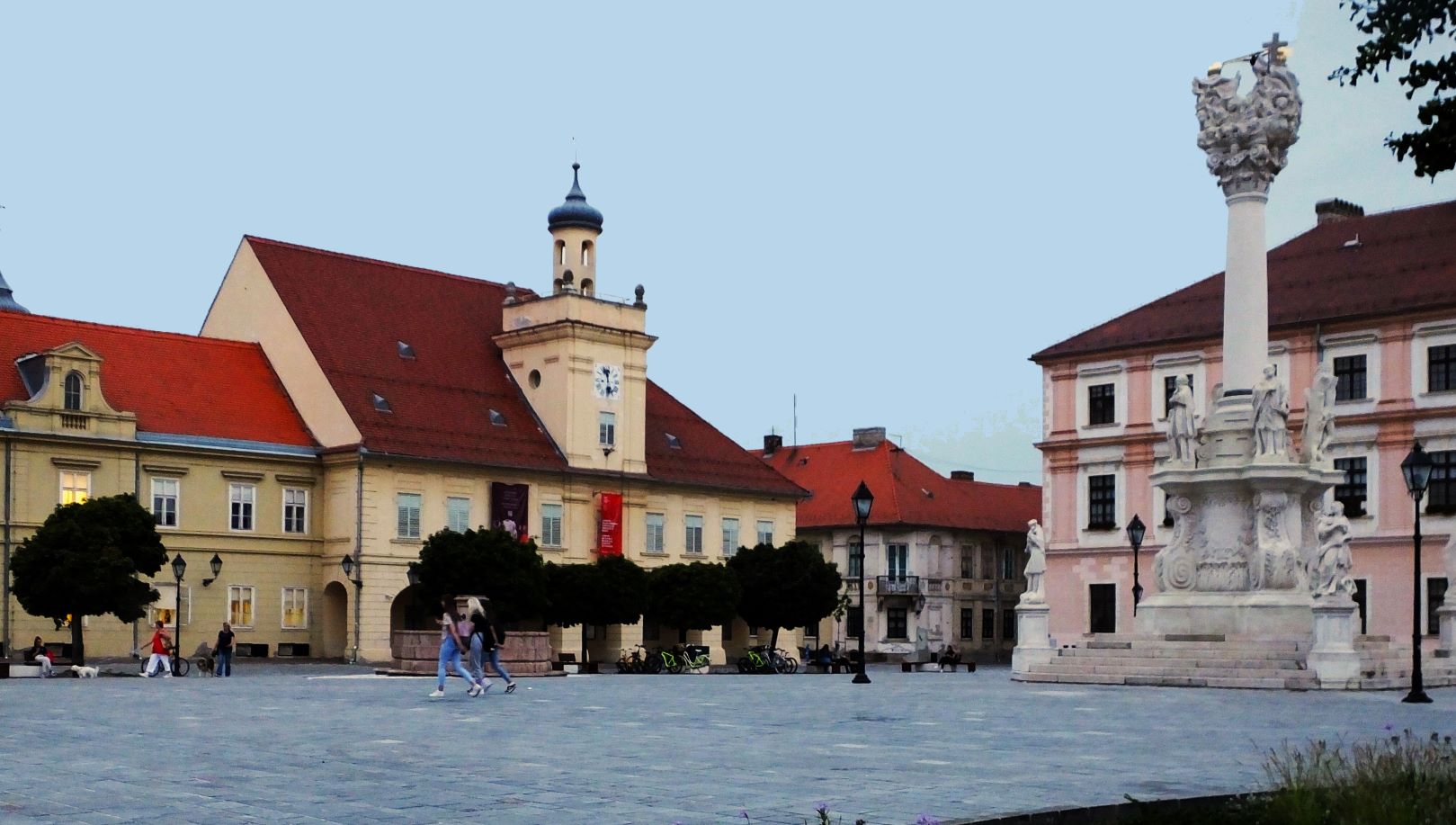 Altstadt (Tvarda) von Osijek: Dreifaltigkeitsplatz mit Kustmuseum und Pestsäule