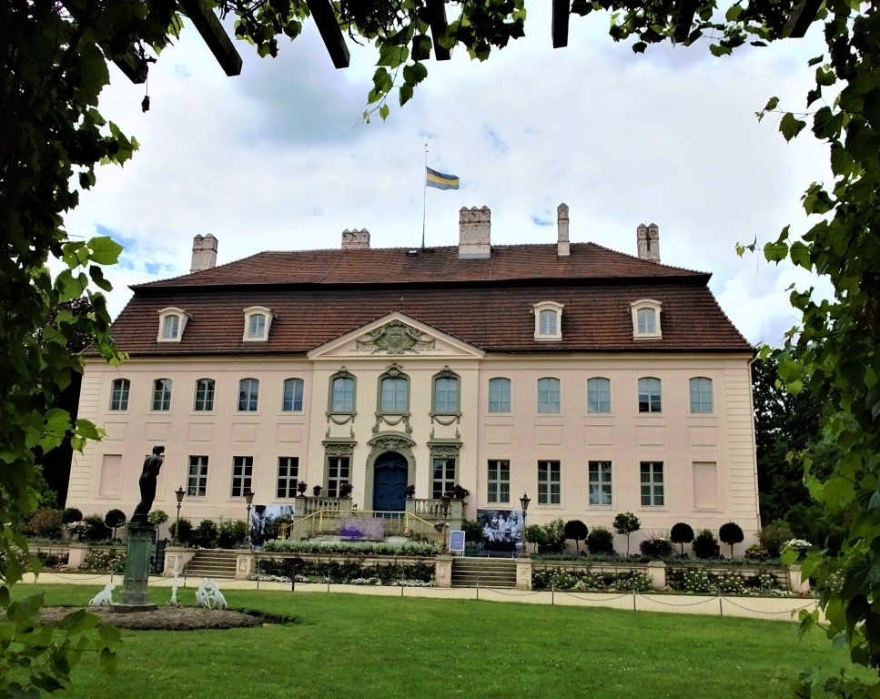 Blick aus dem zum „Pleasureground" gehörenden Pergolagarten auf das Mitte des 19. Jahrhunderts noch einmal umgebaute spätbarocke Fürst-Pückler-Schloss.