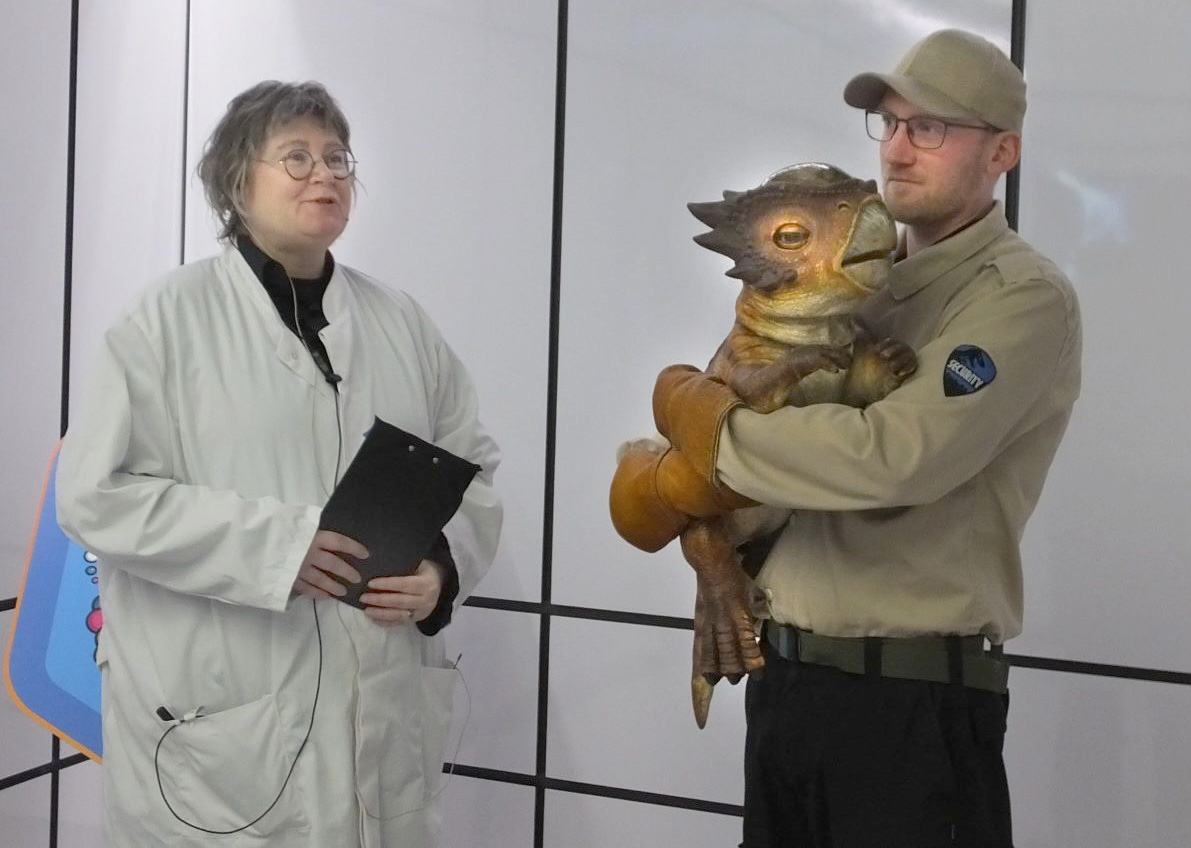 Labor-Assistentin und Ranger zeigen den quicklebendigen kleinen Kerl den Besuchern.