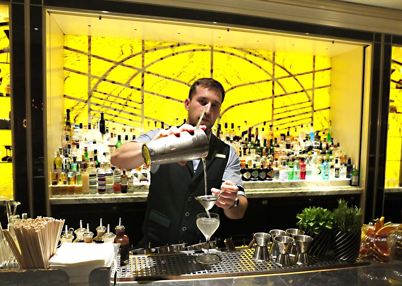Im berlinweit gerühmtenThe Curtain Club: Barkeeper Theo Albrecht mixt mit Meisterhand.