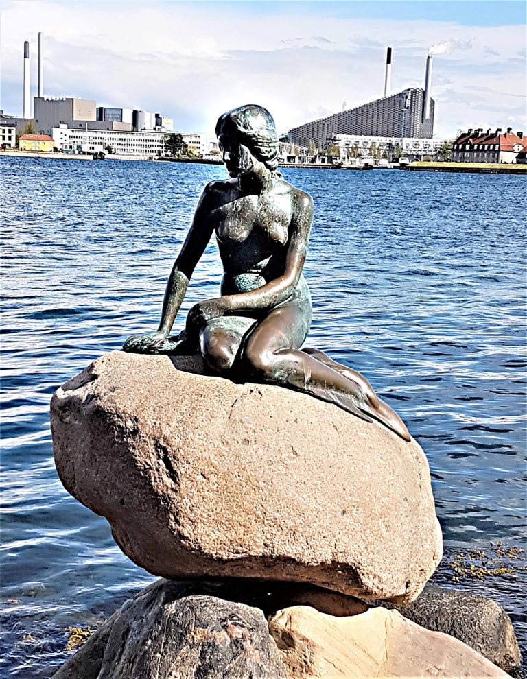 Die berühmte Bronzefigur "Kleine Meerjungfrau" an der Uferpromenade.