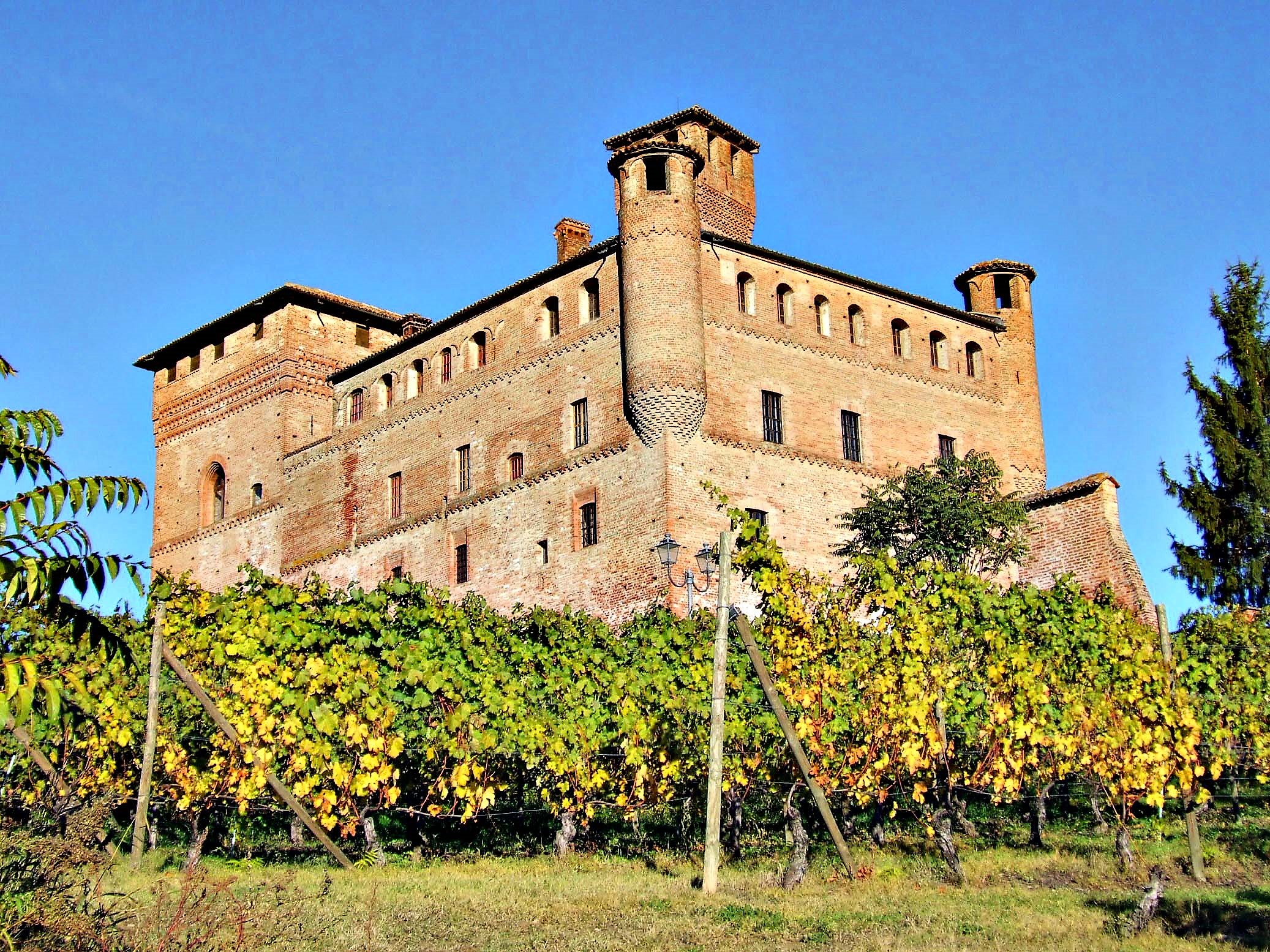 Das imposante Castello di Grinzane Cavour bei Alba