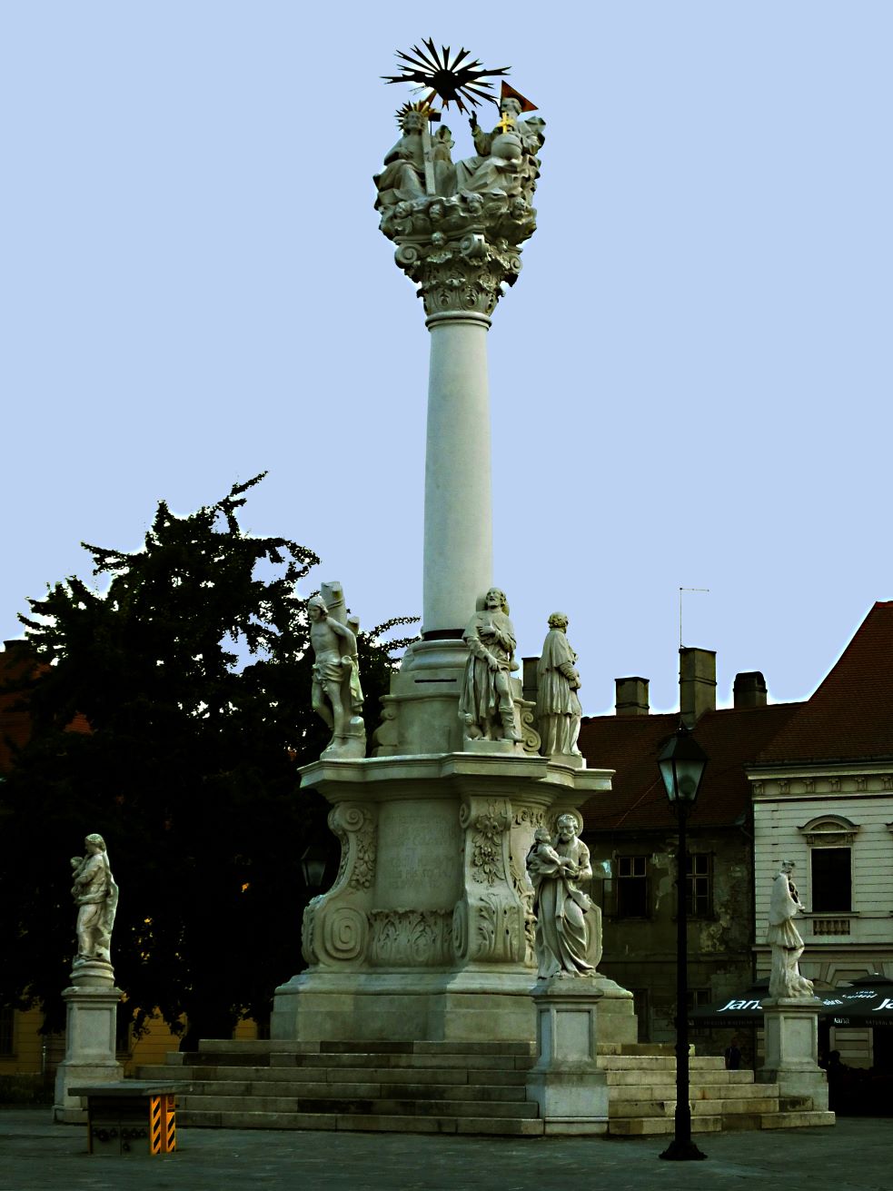 Die Pestsäule von 1713 auf dem Hauptplatz der Tvarda.