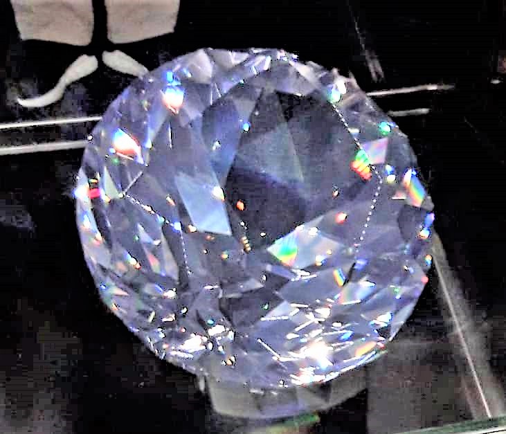 Centenar ist der größte von Hand geschliffene Kristall der Welt mit 100 Facetten (310.000 Karat).