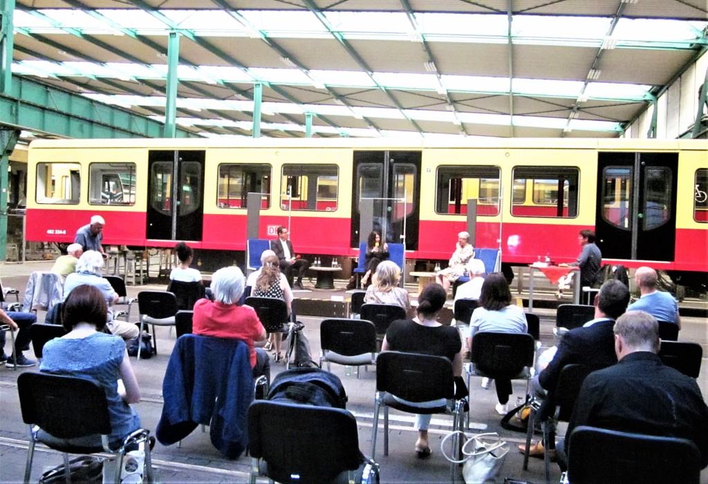 Gut besuchtes Medienforum in der Kulisse der S-Bahn-Werkhalle Berlin-Schöneweide.
