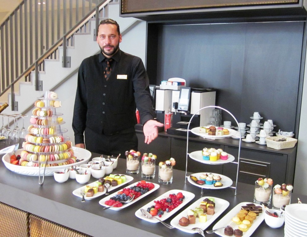 Auch Küchen- und Servicebereiche befinden sich in dem Neubau. Hier bietet Chef de Bar Ivo Kasprowski am Buffet leckere Köstlichkeiten an.