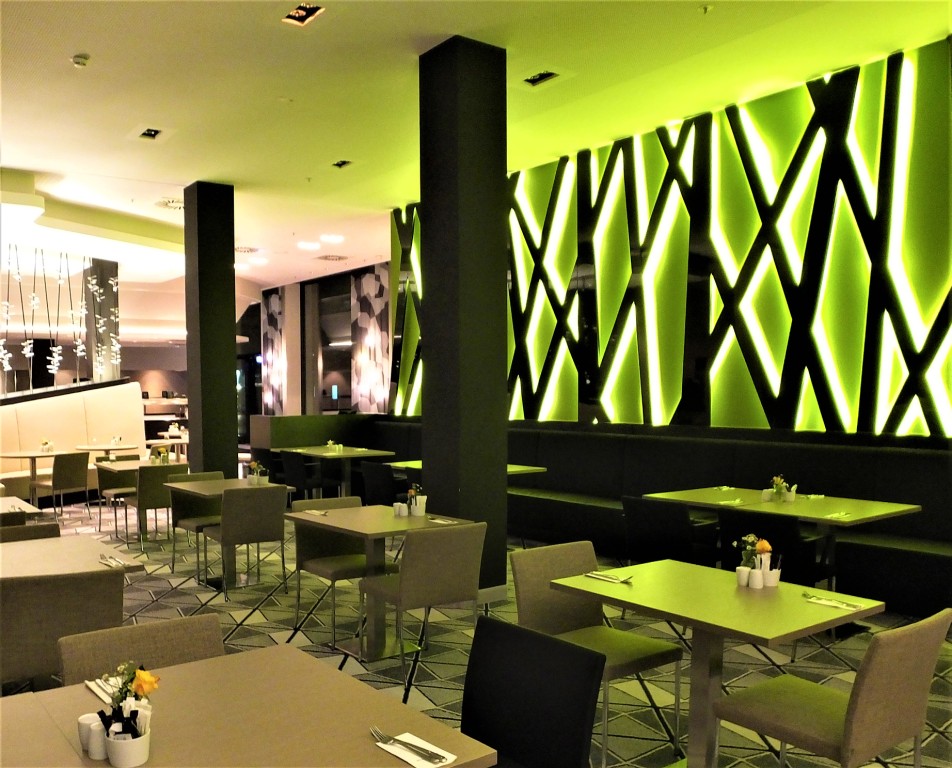Das schön designte Hotelrestaurant bietet regionale, nationale und internationale Köstlichkeiten.
