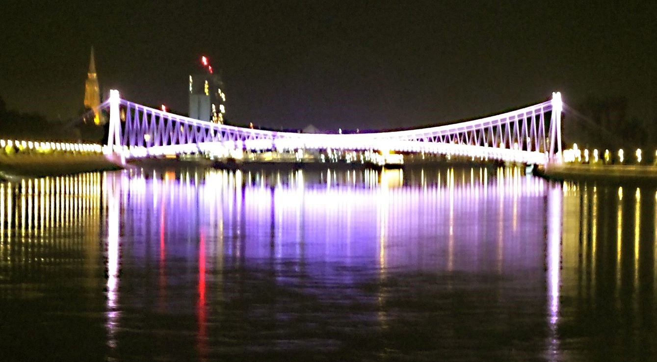Osijek: die illuminierte moderne Fußgänger-Hängebrücke über der Drau