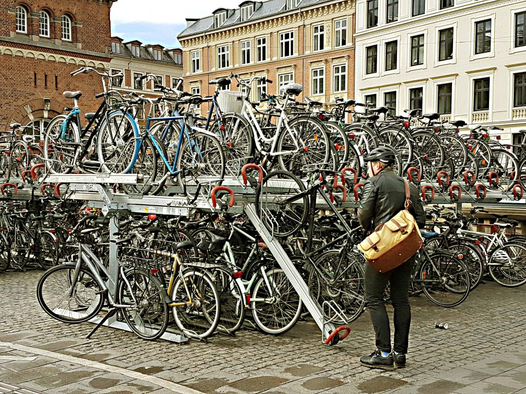 Pfiffig platzsparend: Doppelstöckiger Fahrrad-Parkplatz am Kopenhagener Hauptbahnhof.