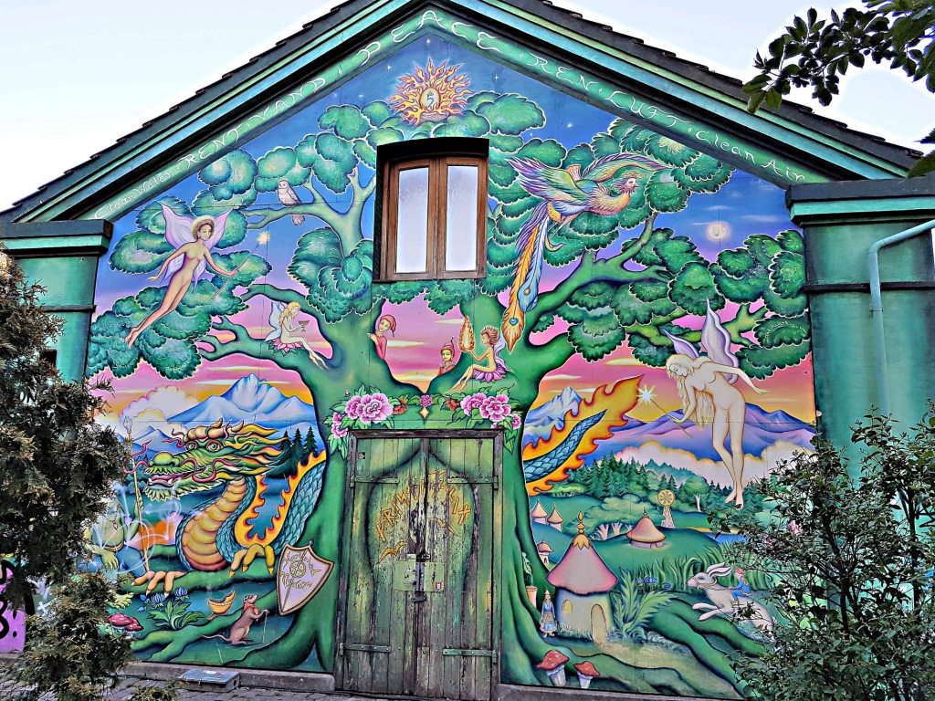 Freistadt Christiania heißt die seit 1971 bestehende schrill-bunte alternative Wohnsiedlung, von den Behörden als "autonome Gemeinde" geduldet.