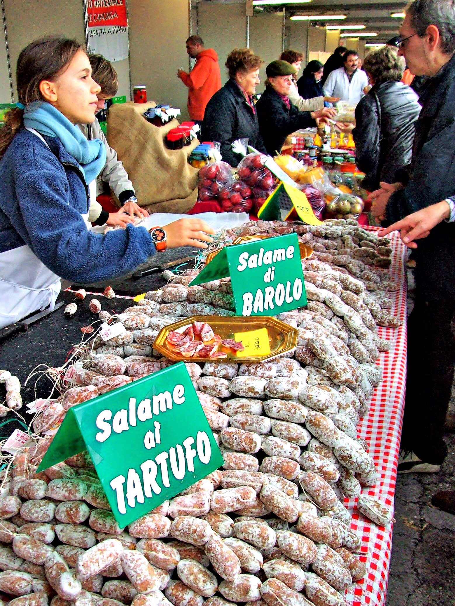 Eine leckere Spezialität: mit Trüffeln oder Barolo-Wein hergestellte Salami