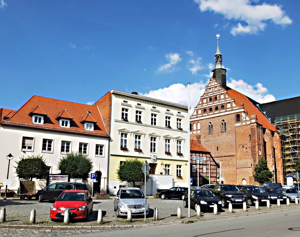 Wunderblutkirche und Rathaus im Zentrum der Kurstadt Bad Wilsnack.