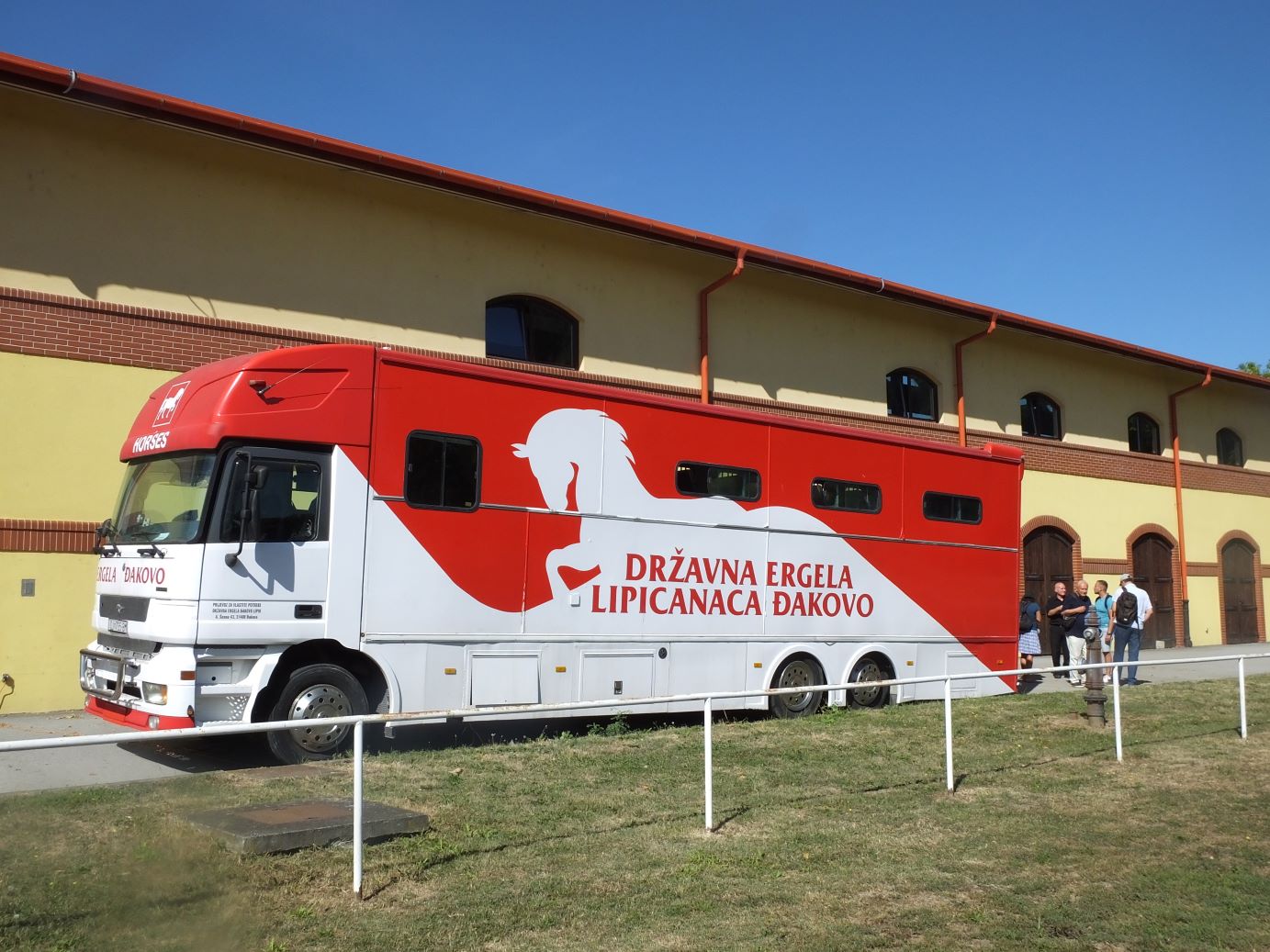 Eine Art Pferde-“Bus“ hat das berühmte Lipizzaner-Gestüt Dakovo 