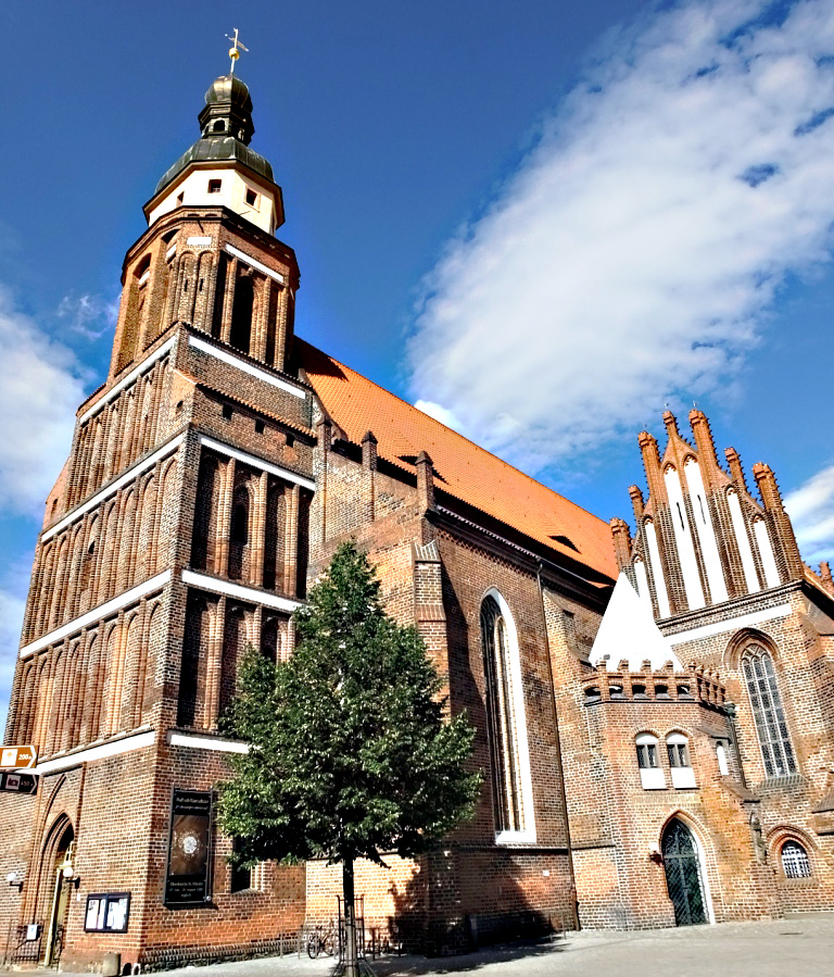 Größte Kirche der Lausitz-Stadt ist die Oberkirche St. Nikolai (mit Turmaussicht) gleich hinter dem Altmarkt.