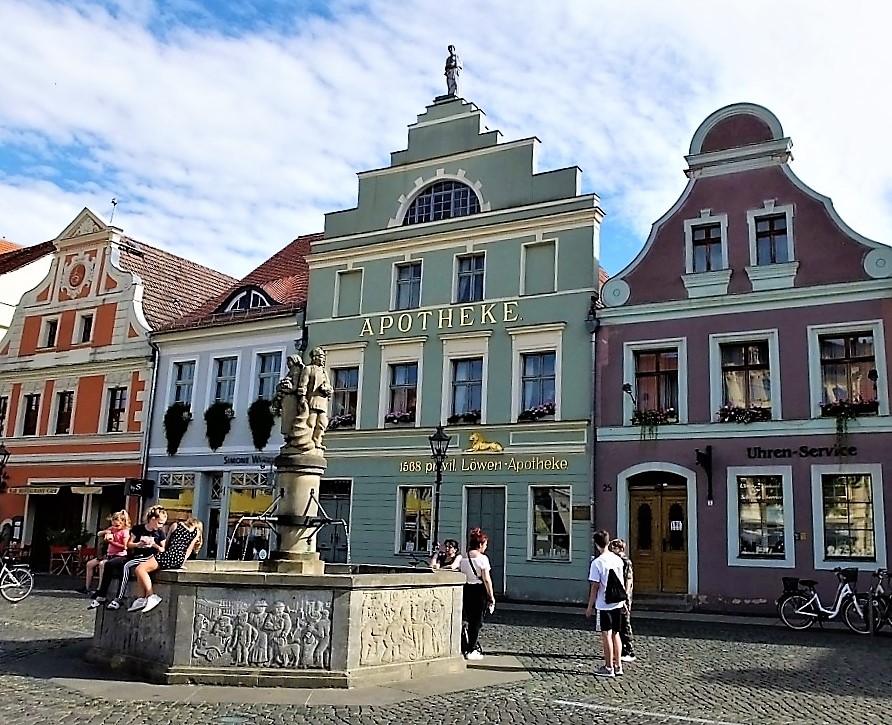 Zu den wunderschön restaurierten Giebelhäusern am Altmarkt neben dem Marktbrunnen gehört auch das des heutigen Apothekenmuseums.
