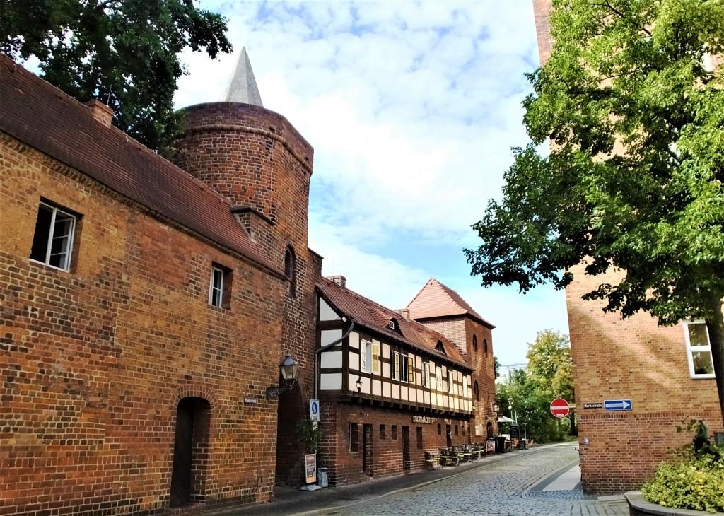 Romantischer Winkel an der alten Stadtmauer mit der Lindenpforte.

