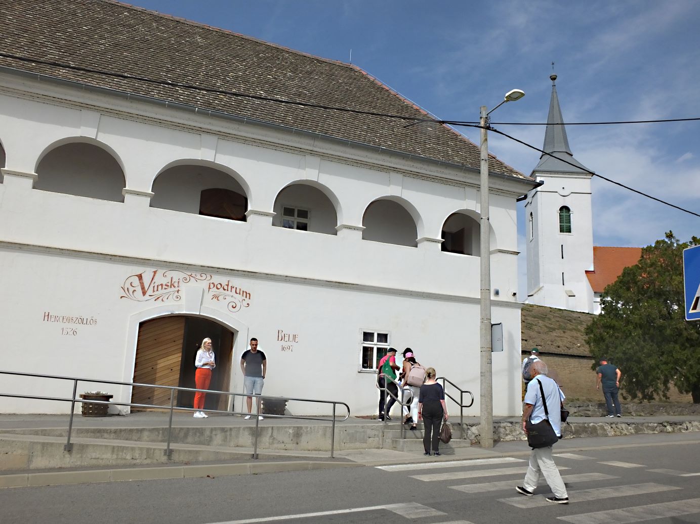 Zum bedeutenden Weingut Belje gehört auch dieser historische Weinkeller-Gebäude
