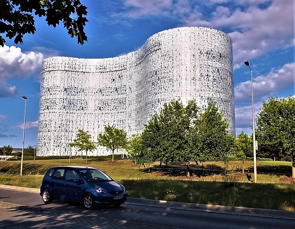 ...und die futuristisch kurvige TU-Bibliothek - ein modernes Aushängeschild der Lausitz.

