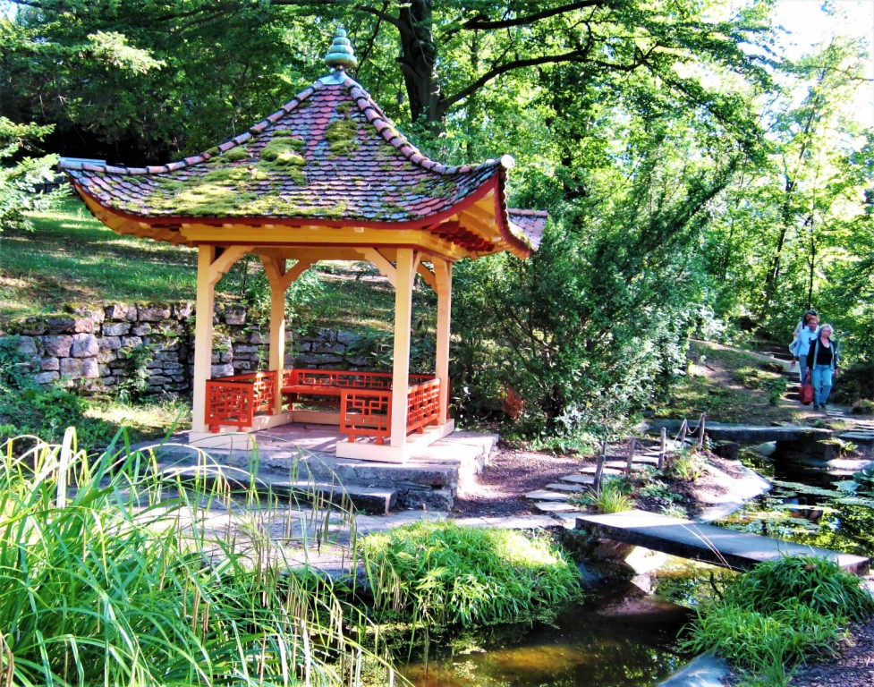Zum Buga-Flair passend: der idyllische Japangarten im „Bergfried-Park" von Saalfeld. Fotos: Manfred Weghenkel