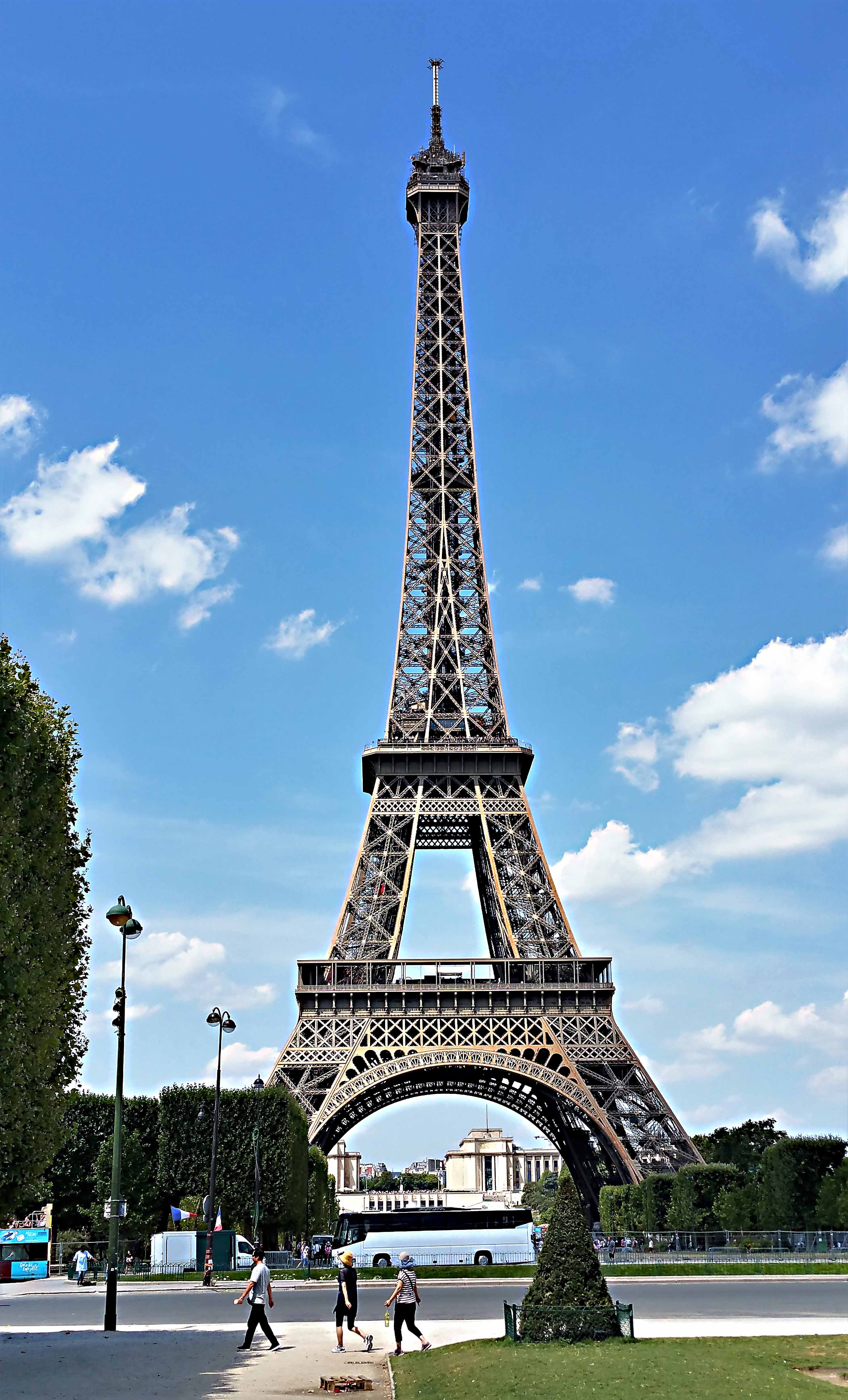 Das monumentale Wahrzeichen von Paris: der 324 Meter hohe, 1887 - 1889 erbaute Eiffelturm.