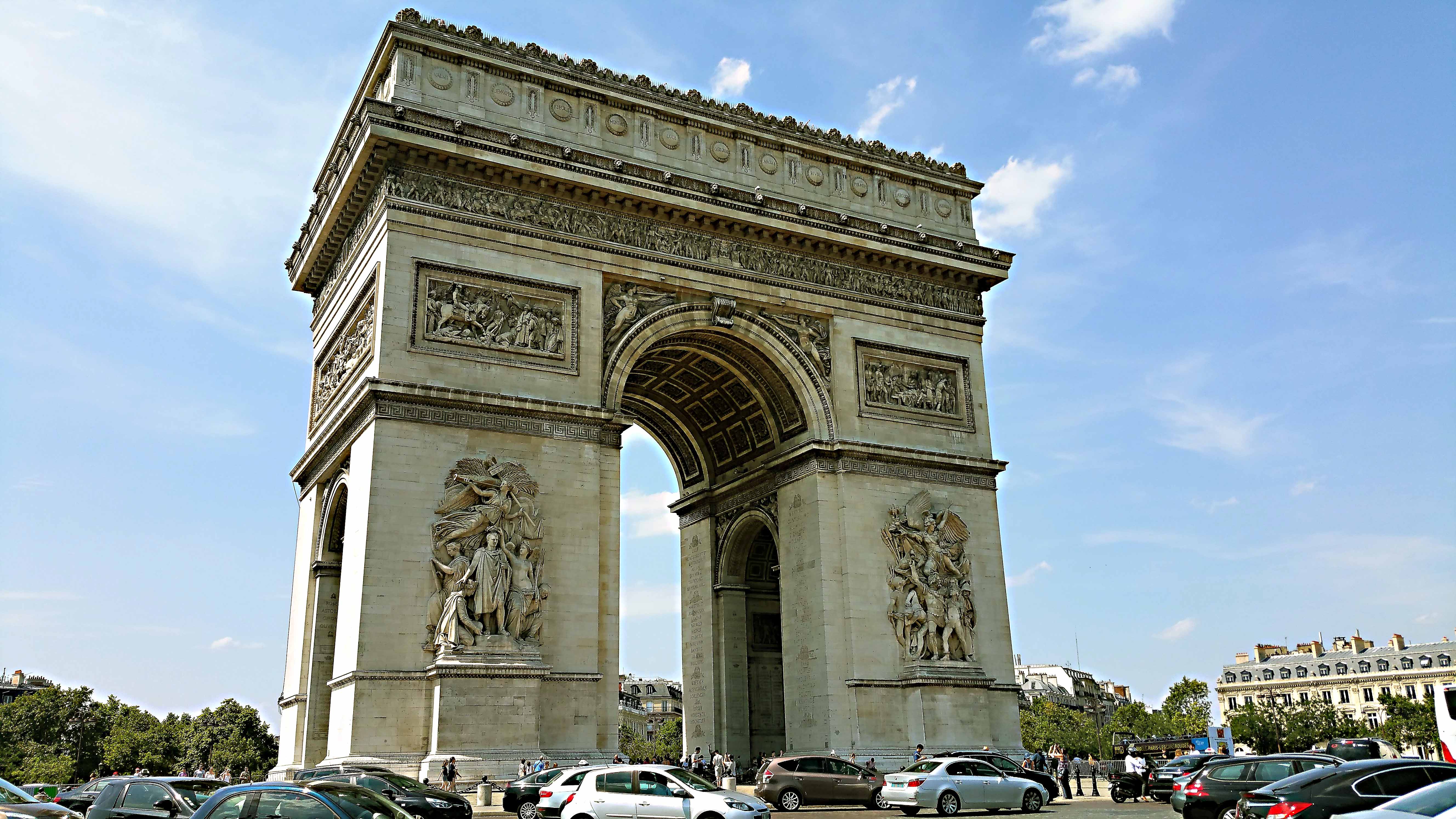 Der Anfang des 19. Jahrhunderts errichtete Triumphbogen gehört zu den bedeutenden historischen Denkmälern in Paris.