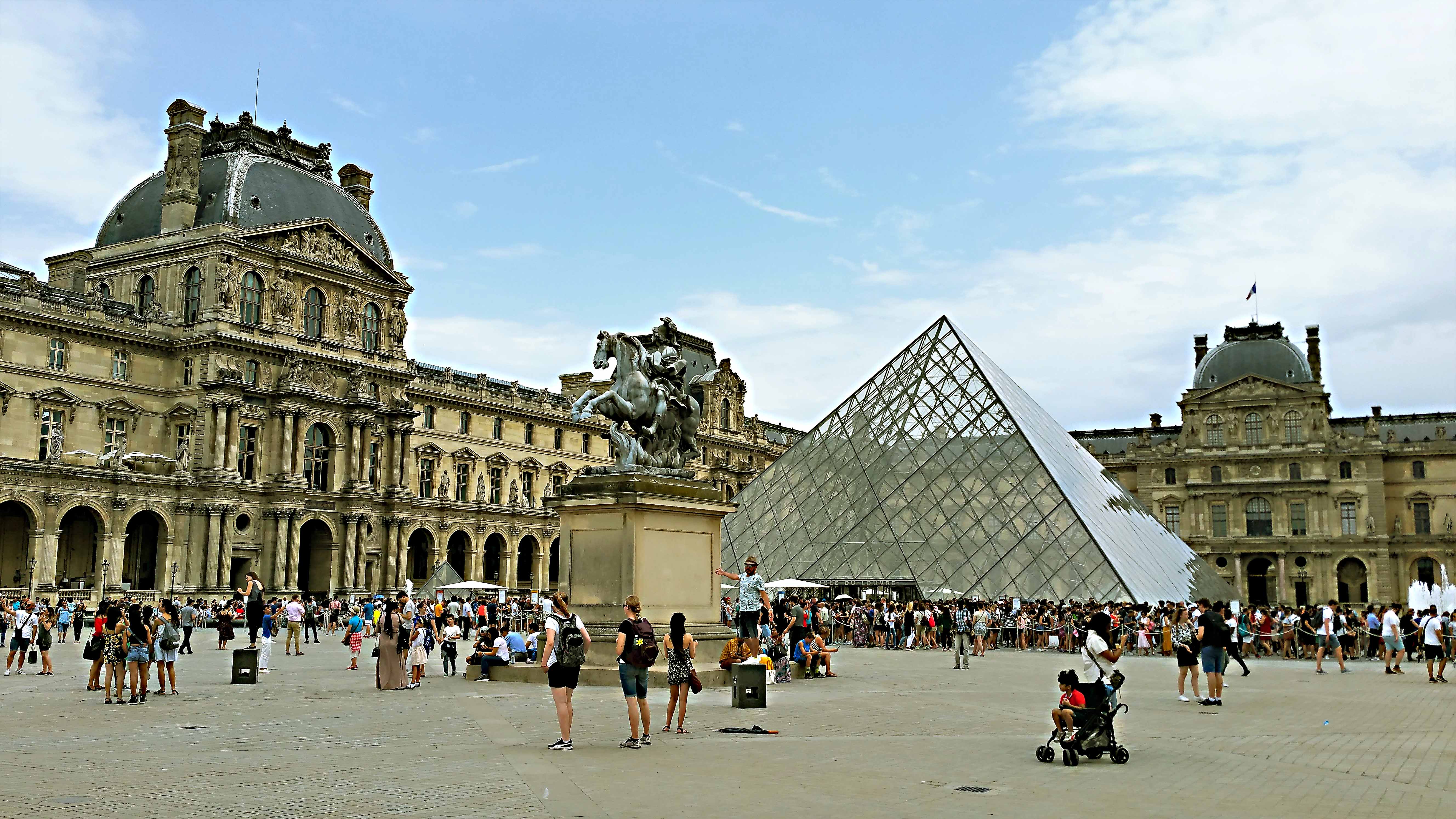 Der alte Louvre mit der modernen Glaspyramide in der Mitte ist das meistbesuchte Kunstmuseum der Welt.