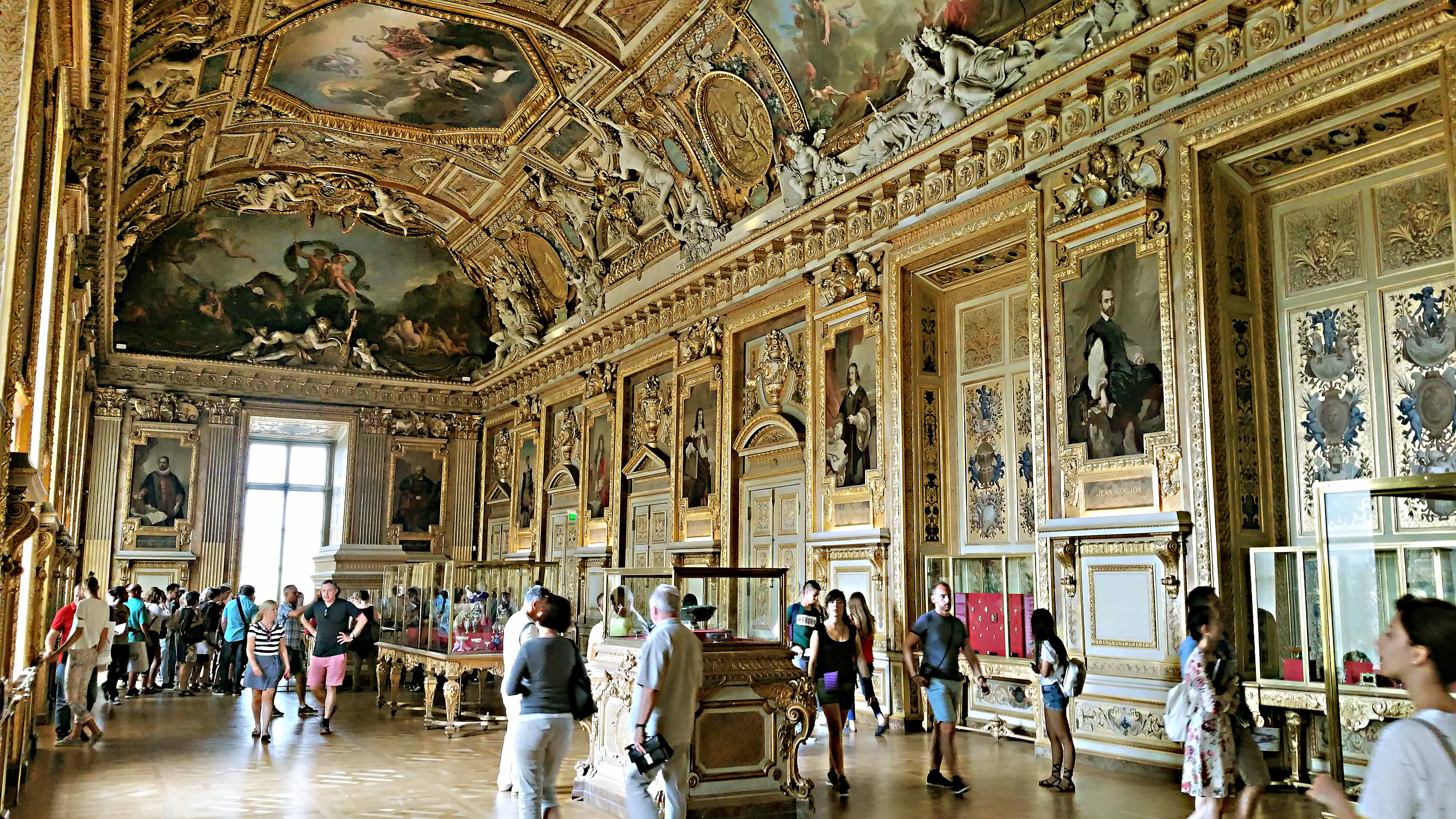 Die Galerie d'Apollon als Teil des Louvre ist berühmt für ihre hohen Gewölbedecken mit gemalten Dekorationen.