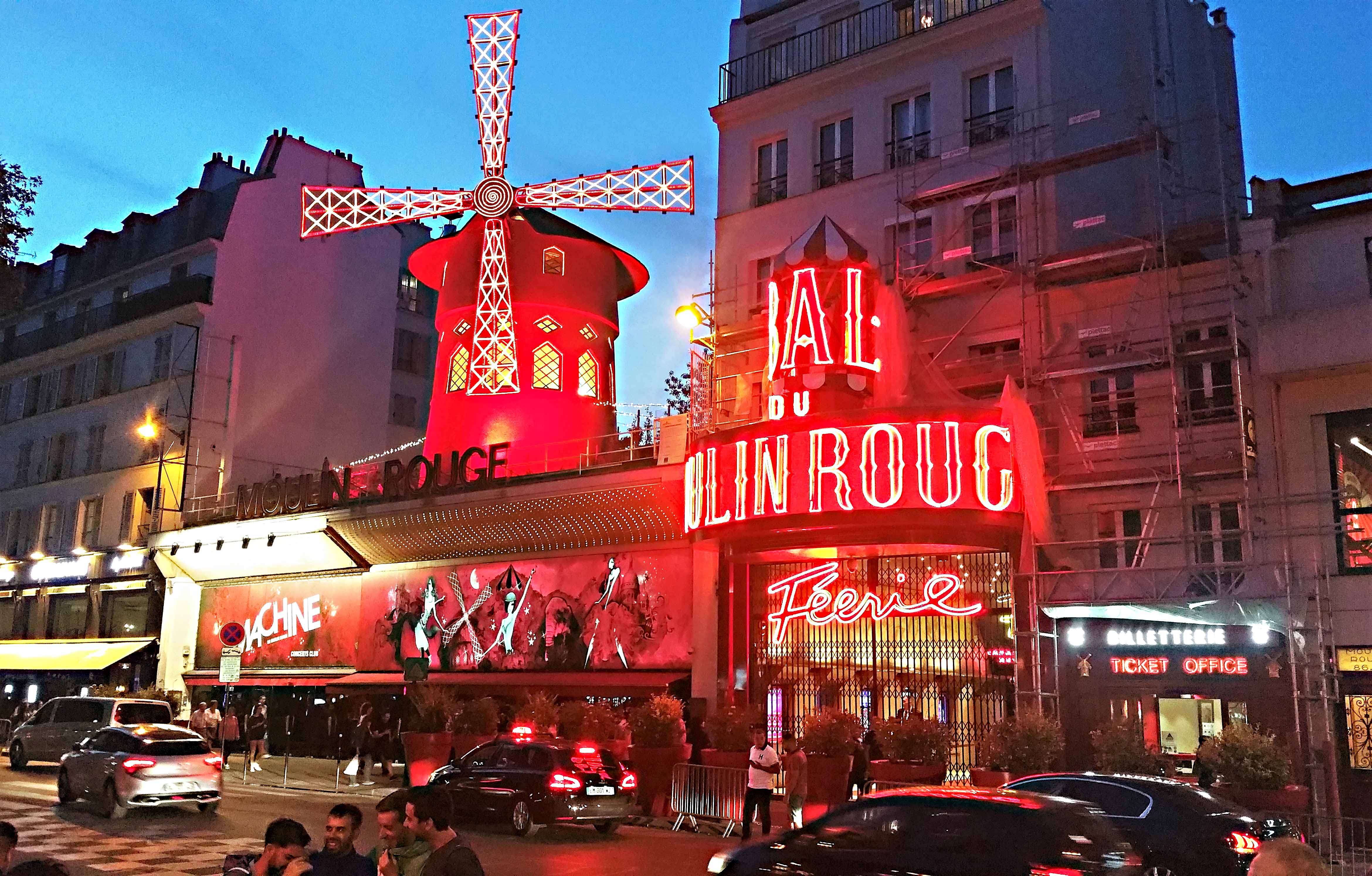 Das legendäre Kabarett Moulin Rouge (Rote Mühle) bietet die wohl beste Varieté Show von Paris.
