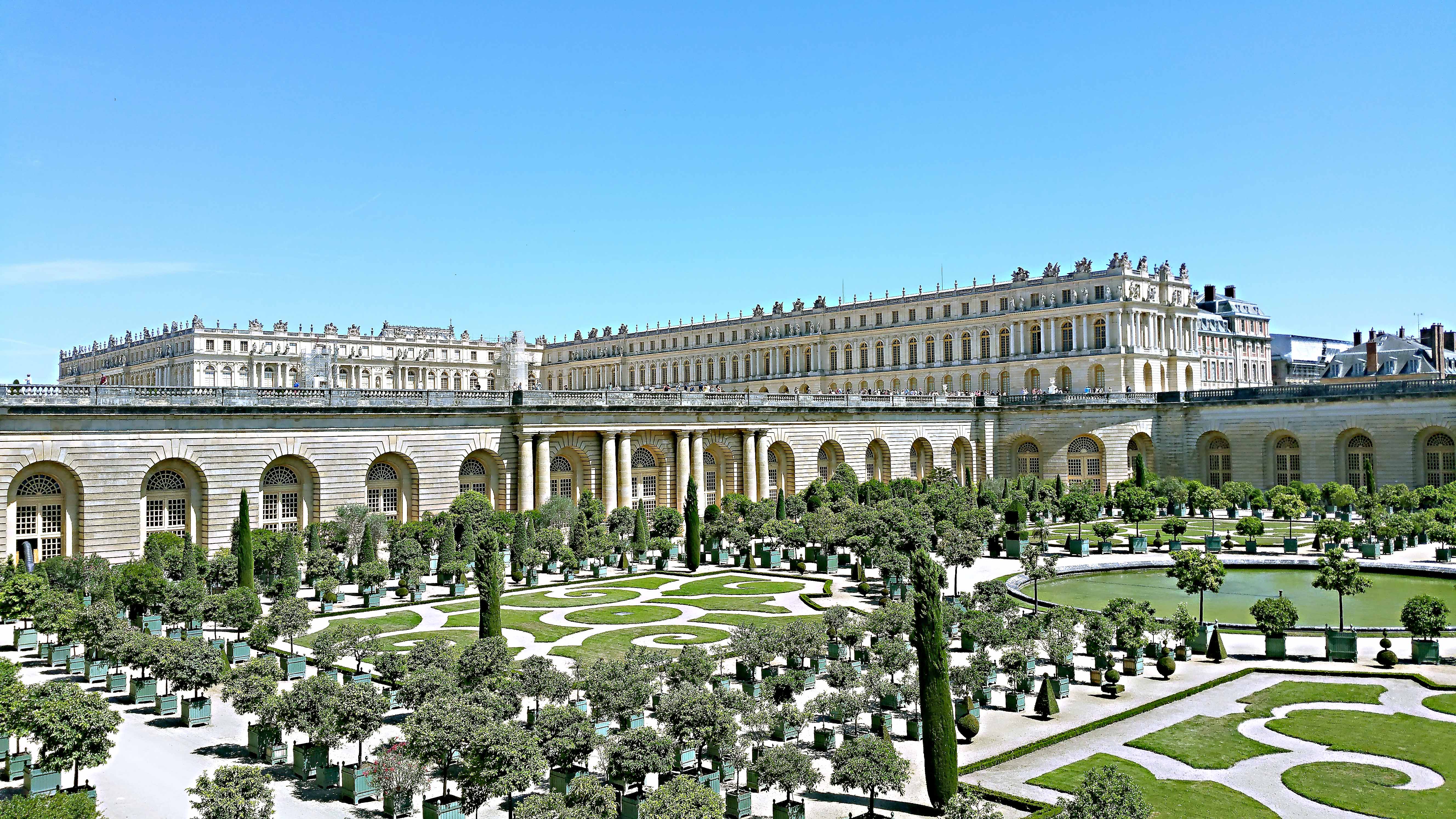 Eine Augenweide in Versailles ist auch der weitläufige, gepflegte Schlosspark.