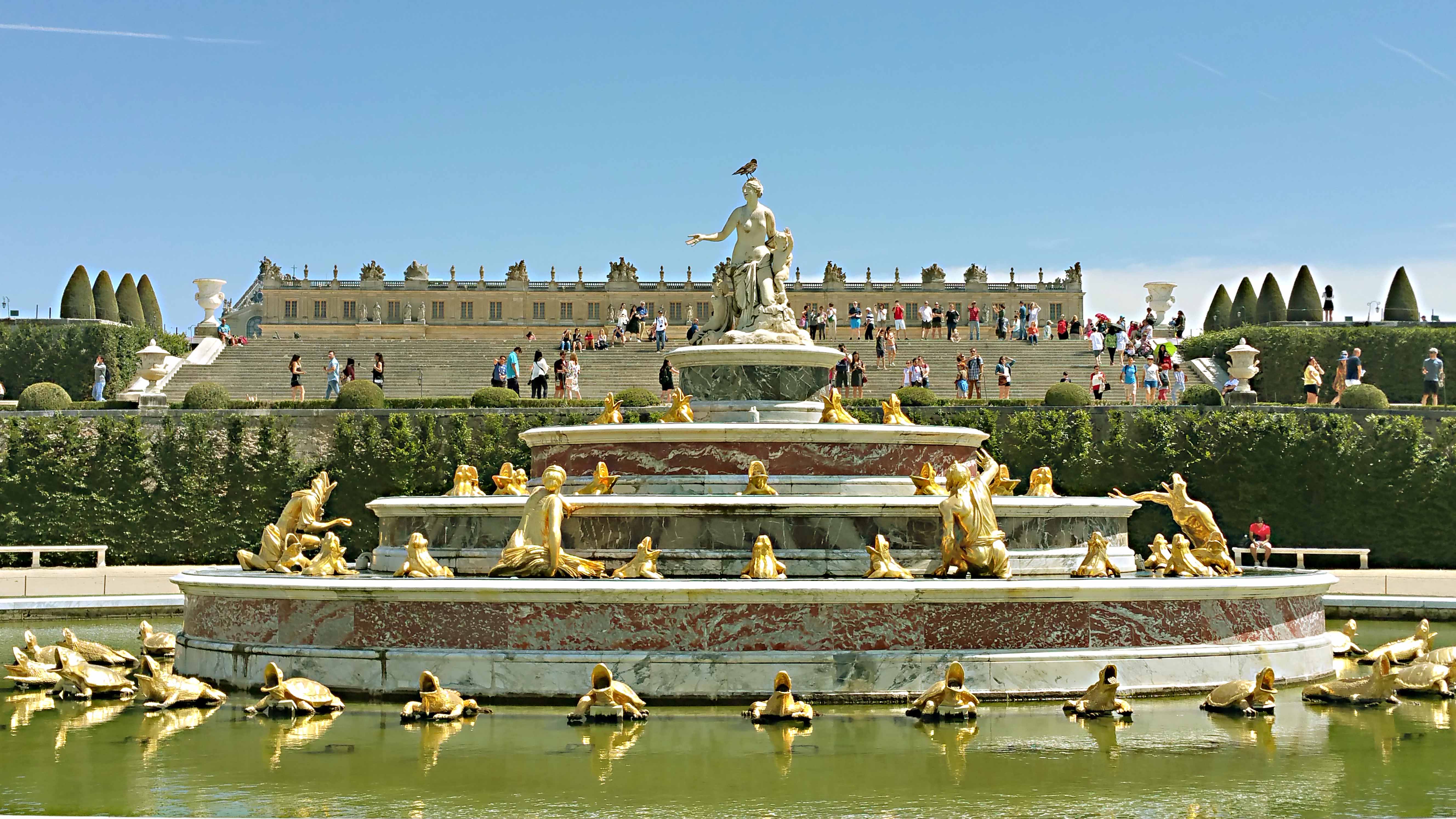 Das für "Sonnenkönig" Ludwig XIV. im 17. Jahrhundert vor den Toren von Paris erbaute Schloss Versailles - vorne das Basiin de Latone - ist ein Muss für Touristen.