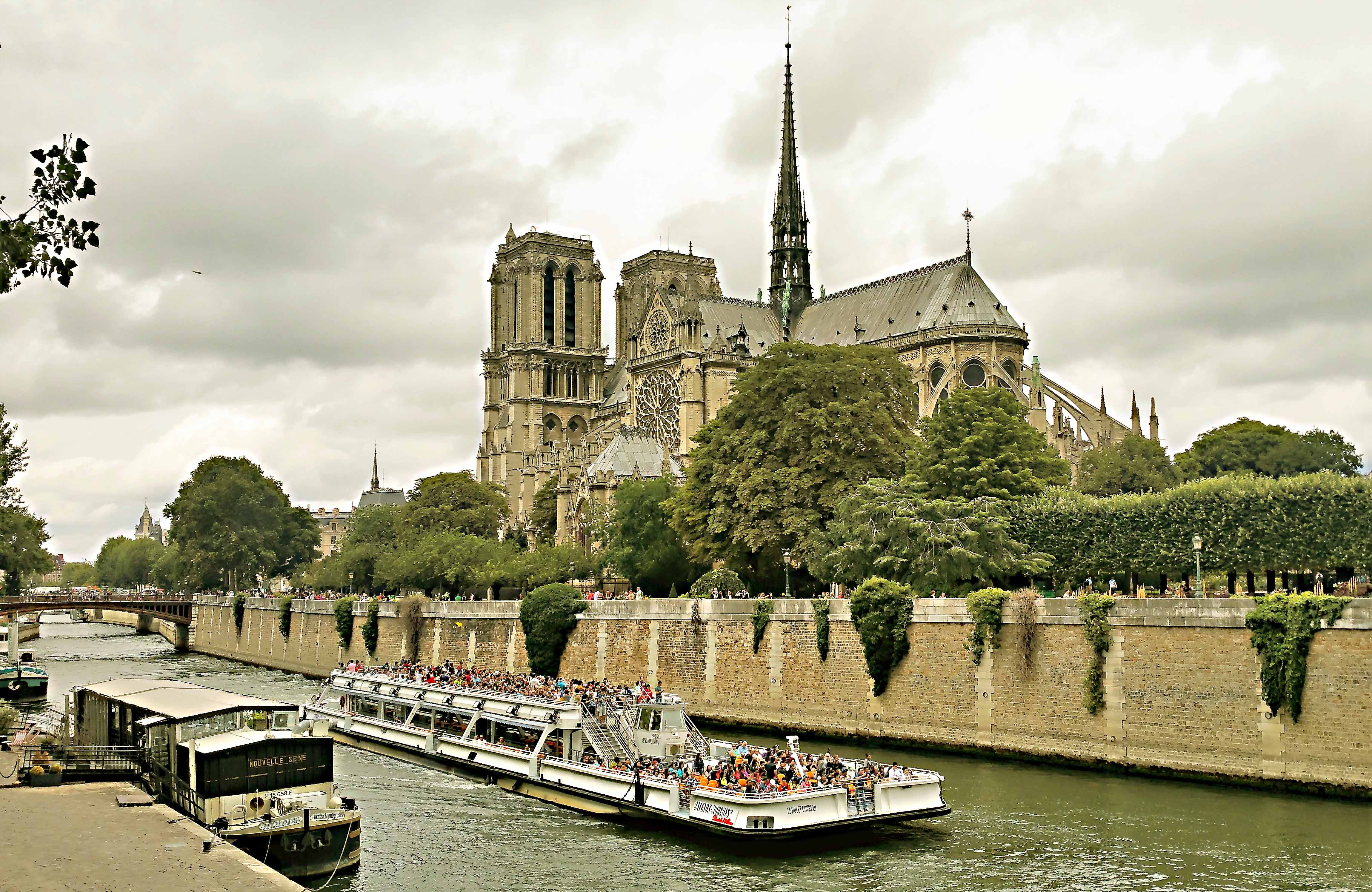Immer wieder schön: Paris vom Wasser aus erleben. Auf der Stadtinsel die über 850 Jahre alte Kirche Notre-Dame.