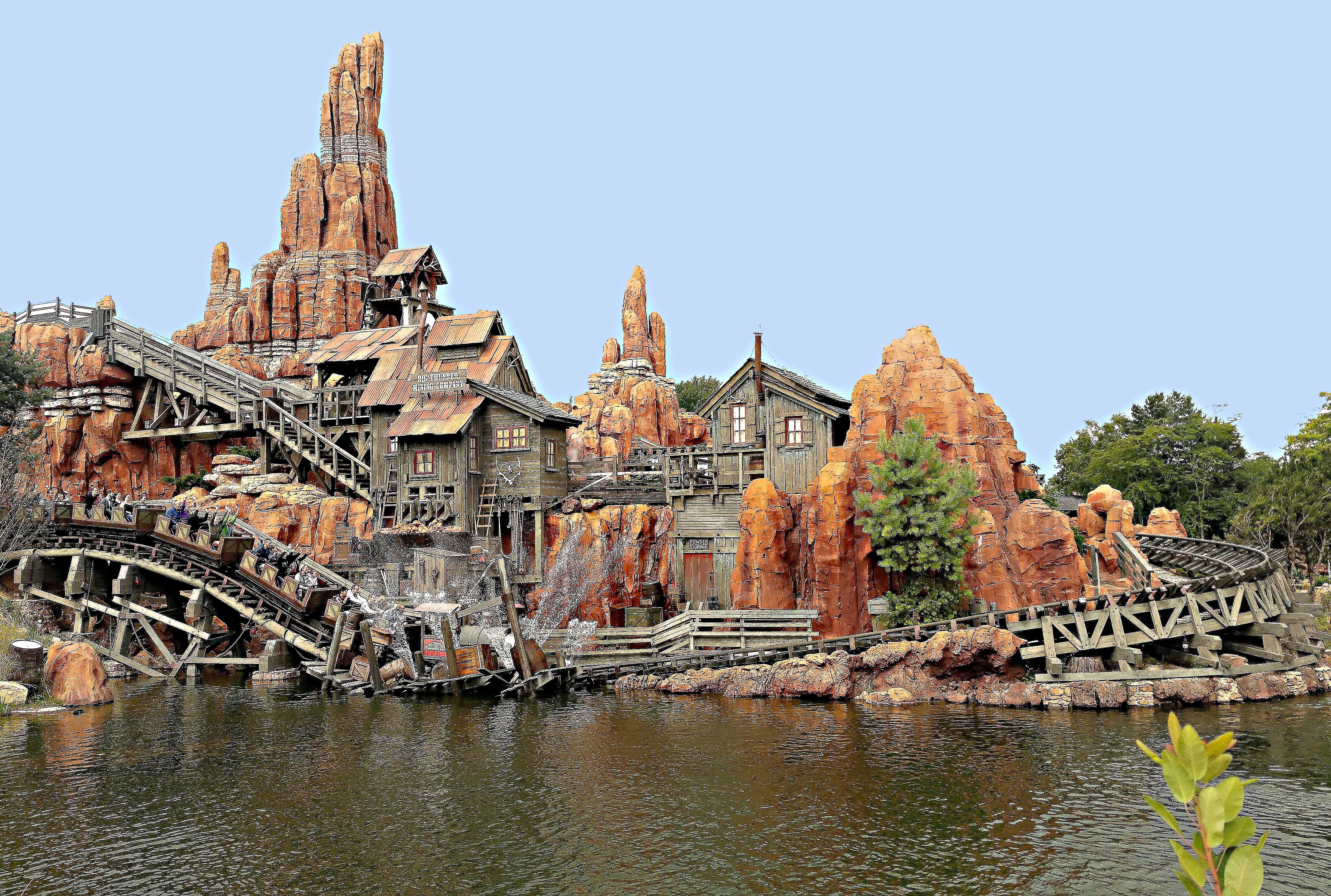 Der etwa 30 km östlich von Paris liegende Freizeitpark "Disneyland Paris" wartet mit vielen Attraktionen auf. Hier die Achterbahn Big Thunder.
