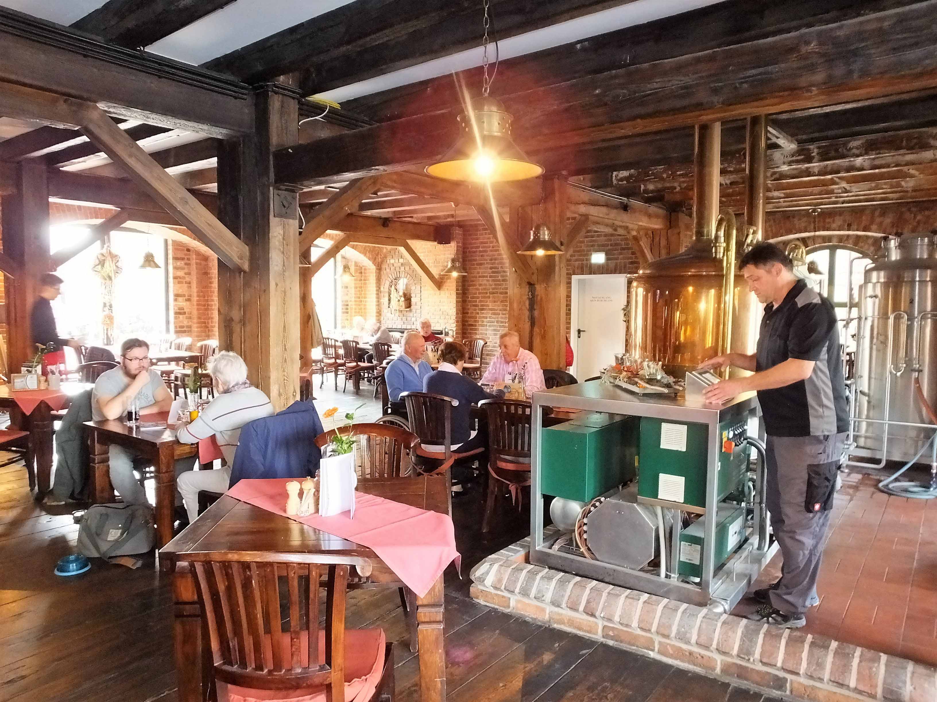 Die urgemütliche Brauhaus-Gaststätte Alte Ölmühle wartet neben den eigenen drei Biersorten der Marke "HerzBräu" mit einem vielseitigen Getränke- und Speiseangebot auf. 

